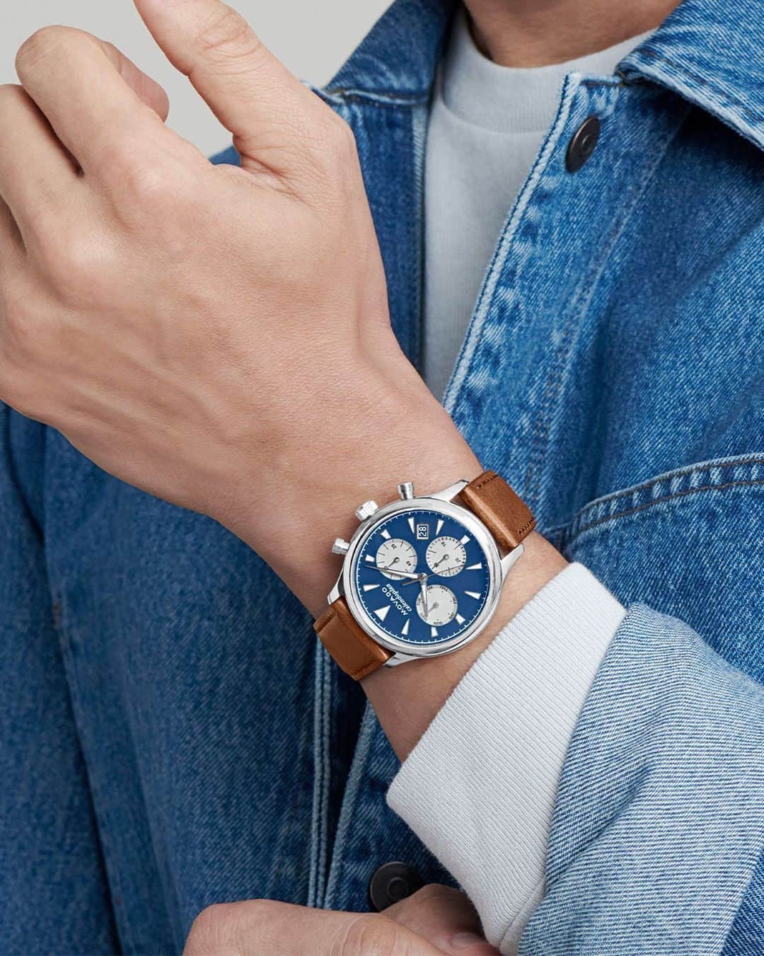 モバードのインスタグラム：「Turn back time. This #MovadoHeritage timepiece has timeless appeal witth its stunning blue chronograph dial and Swiss engineering. Tap for details.」