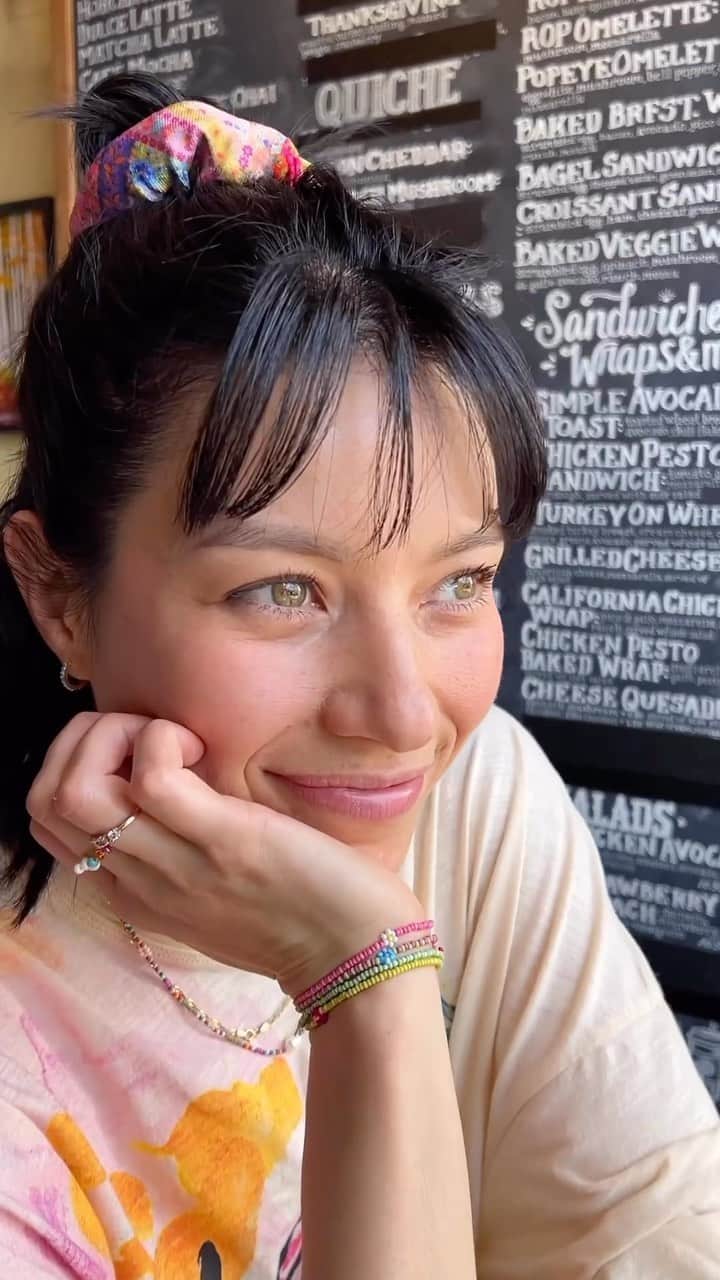 ジェシカのインスタグラム：「The cutest, most convenient accessory EVER! The Hideaway Scrunchie !😍👏💗  @naturallife」