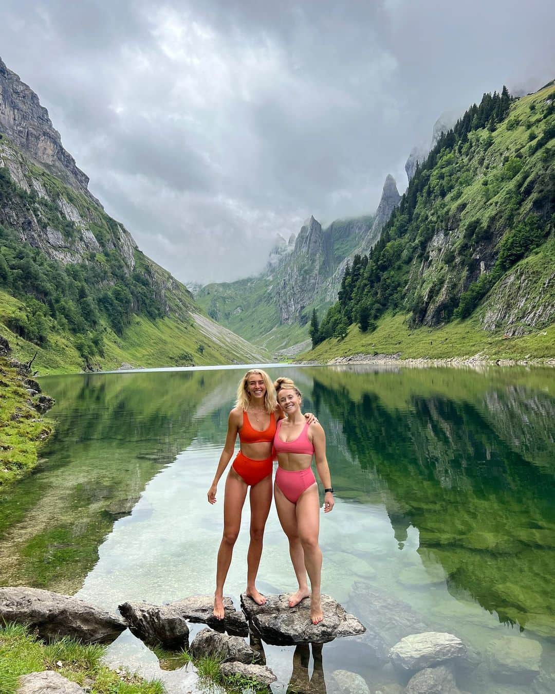 Zanna Van Dijkのインスタグラム：「Appenzell Photo Dump & TIPS! 🇨🇭   Tag a friend & hit SAVE so you can use this post later!   It’s my second time exploring this beautiful region in Switzerland. This time I brought along some of my pals for their first ever hiking trip! The weather wasn’t the kindest to us but we had a glorious adventure nonetheless 🫶🏼  📍Where to stay: It’s not a very touristy region so there are minimal hotels & a handful of quaint Airbnbs available.  🌎 How to get there: the nearest airport is Zurich which is a one hour away by road.  🚗 How to get around: A rental car is the easiest way, but Switzerland has good public transport links. 🥾 What to do: hiking! There’s three gorgeous lakes and an abundance of trails to explore, as well as mountain huts to refuel at. Here are a few of my favourite routes:   ➡️ Hoher Kasten to Saxer Lücke, Fahlensee & Samtiseree. My favourite route with ALL the natural beauty! ➡️ Ebenalp to Aescher, Schäfler, Mesmer and Seealpsee. Unbelievable ridge views! ➡️ Santis & the Lisengrat ridge to Rotsteinpass. One for the thrill seekers!   I have a full guide to Appenzell on my website (complete with interactive hiking maps) to check it out if you’re planning a trip 🥰 Wearing @staywildswim ♥️ #appenzell #appenzeller #appenzellerland🇨🇭 #appenzellerland」