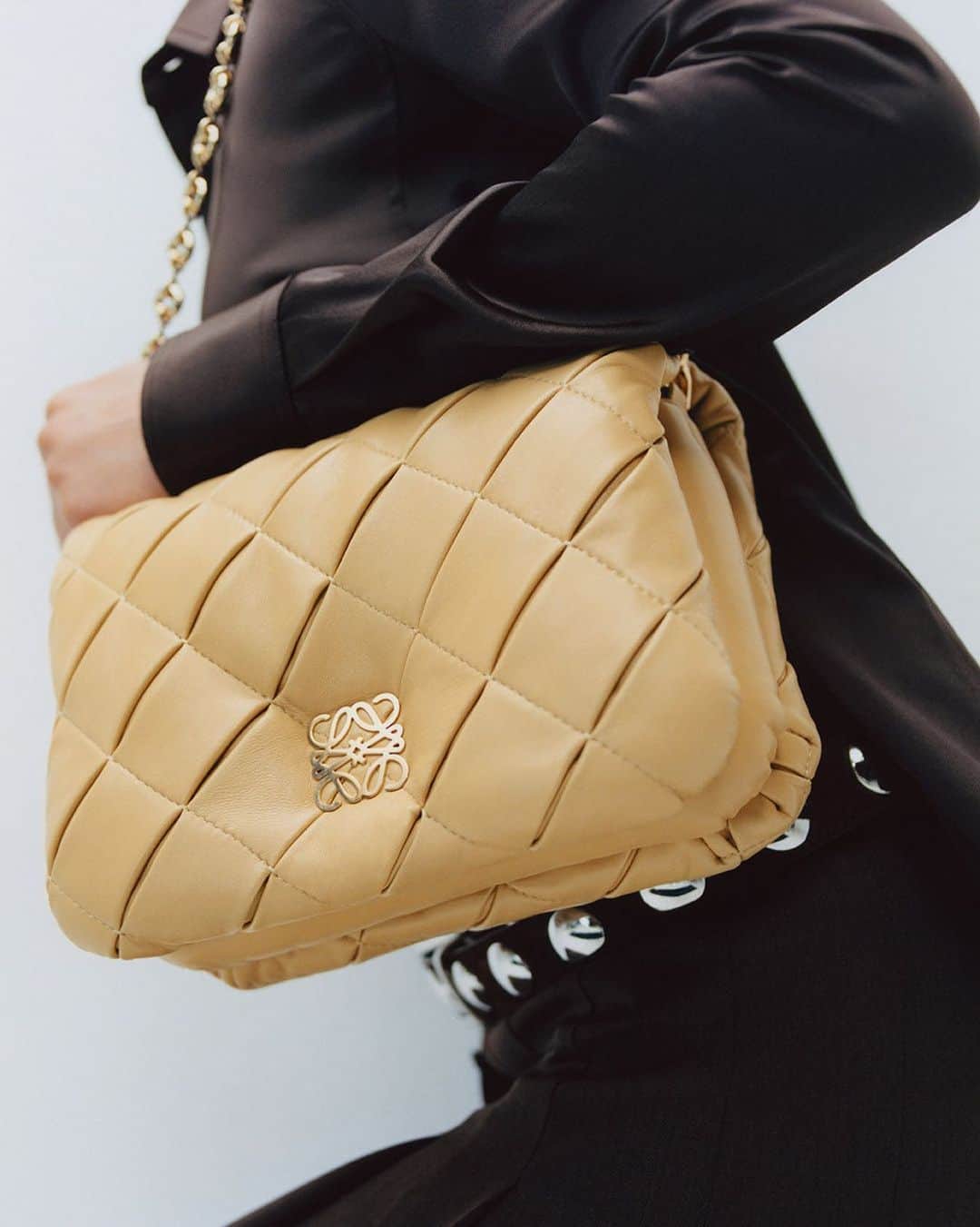 ネッタポルテのインスタグラム：「MELLOW YELLOW: Add a modern touch to any outfit with @loewe ‘Puffer Goya’ bag.  Tap the link in bio to shop at #NETAPORTER.」