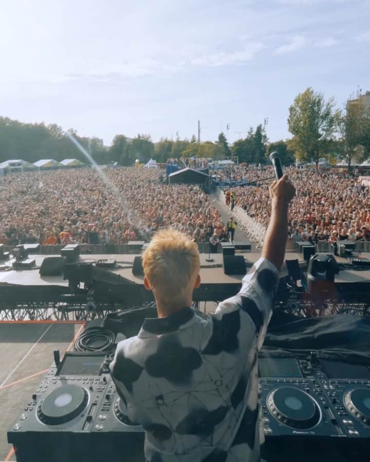 R3habのインスタグラム：「THANK YOU FINLAND THIS WAS SPECIAL!! 🇫🇮🔥 @weekendfestival」