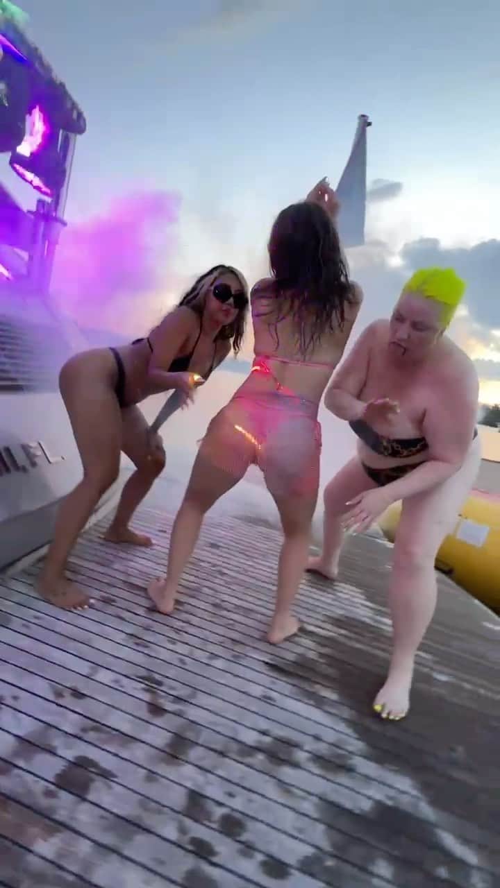 シャネル・ウエスト・コーストのインスタグラム：「Actin bad out here in Miami 😜 #yachtlife」