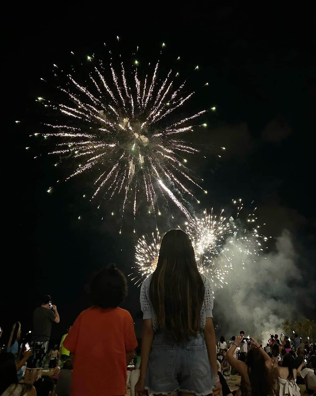 松本恵奈さんのインスタグラム写真 - (松本恵奈Instagram)「ビーチから見る花火がすごく近くて大きくて、短い時間だったけど違う世界にいるみたいでとても幸せでした。 #hawaii #花火」8月7日 4時45分 - ena1123