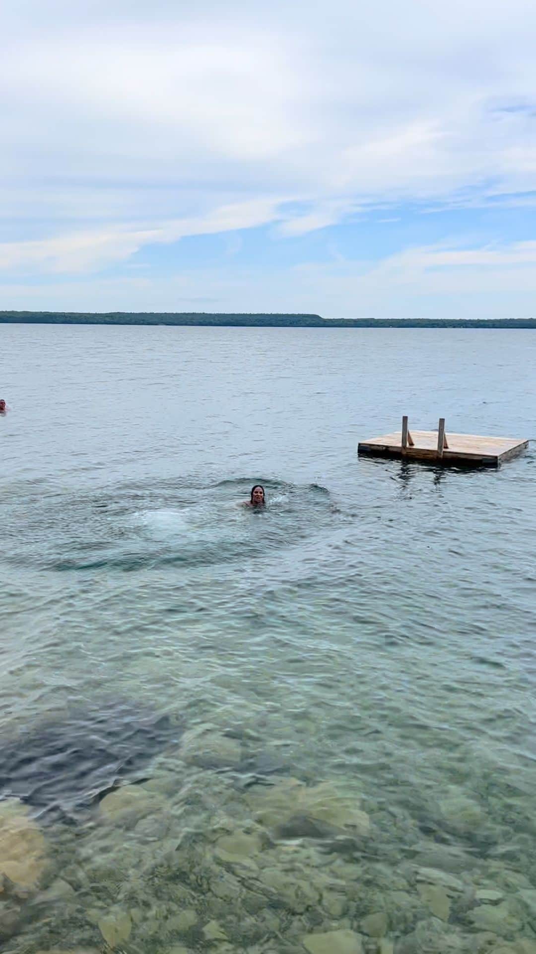 メーガン・デュアメルのインスタグラム：「Lake swimming 🏊‍♀️   Haven’t jumped off a dock in many, many years 🙈  Is my back in a spasm from this? Yes absolutely. This was more exercise then I’ve done in a while.   #manitoulinisland #lakeswim #floatingdock」