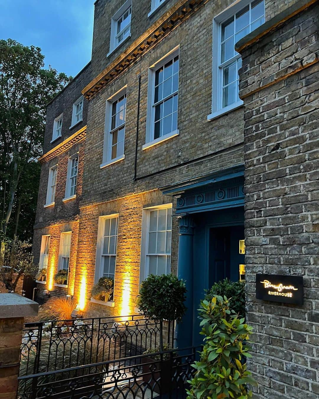 Mollie Kingさんのインスタグラム写真 - (Mollie KingInstagram)「What a perfect night! Celebrating two of my favourite people in the world’s birthdays, my eldest sister Laura and my brother in law ❤️ Just magical, @binghamriverhouse」8月7日 4時54分 - mollieking