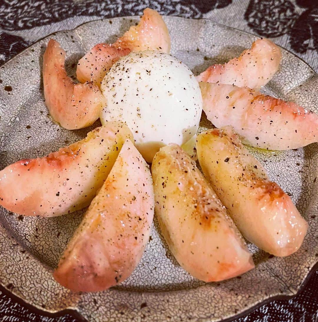 永田琴さんのインスタグラム写真 - (永田琴Instagram)「桃の季節ですねー！最近のマイブーム。桃andブラータチーズ。 シュワシュワ🥂にも合いますよ！ お皿は大好きな熊本の山下太さん。  レシピは、桃とブラータにオリーブオイルとレモン、塩&胡椒を忘れずに！」8月7日 10時29分 - kotton88