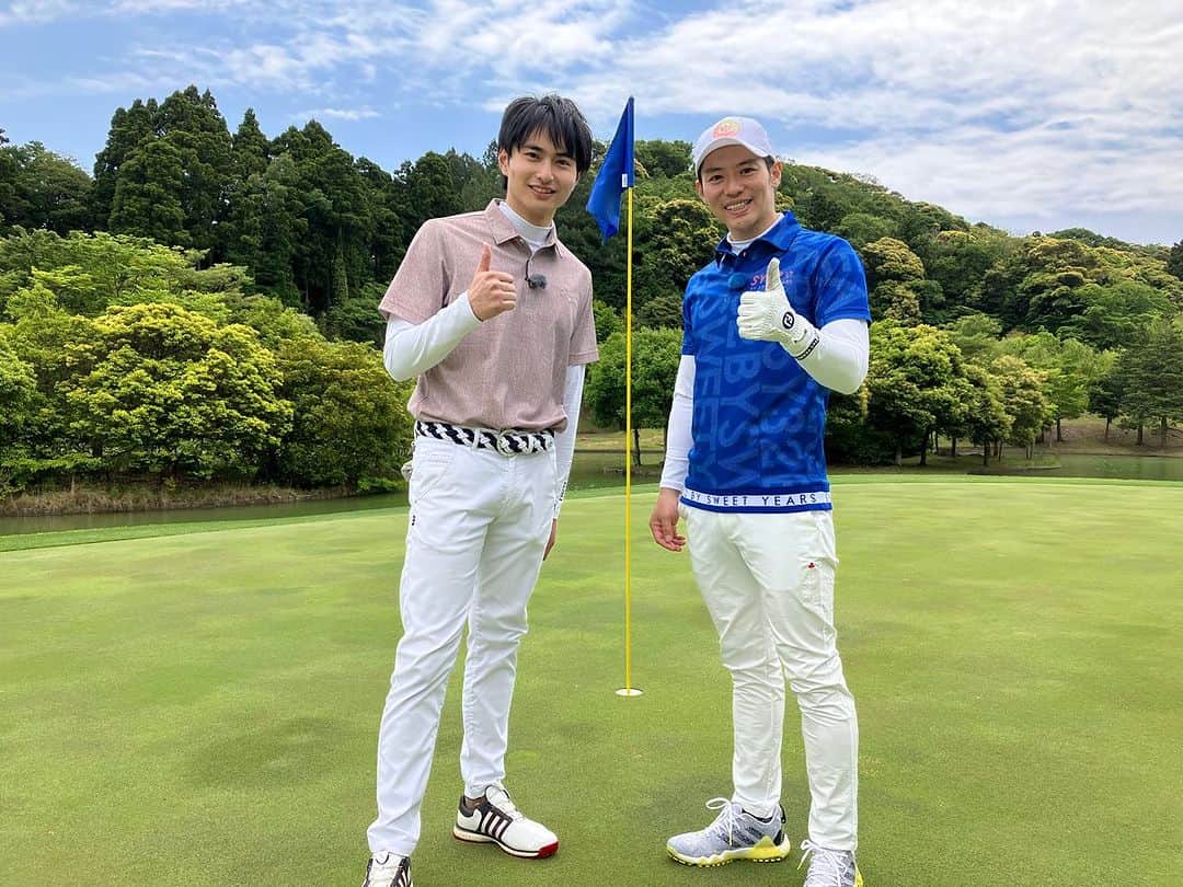 青柳尊哉のインスタグラム：「『ゴルフ交遊抄』 宏周と楽しませて頂きました。 こんなに緊張したゴルフは初w  次回は8/13(日)あさ7:30〜BSテレ東  ゴルフ上手くなりたい。  #ゴルフ交遊抄  #平野宏周   衣装 #sy32golf #sy32bysweetyears」