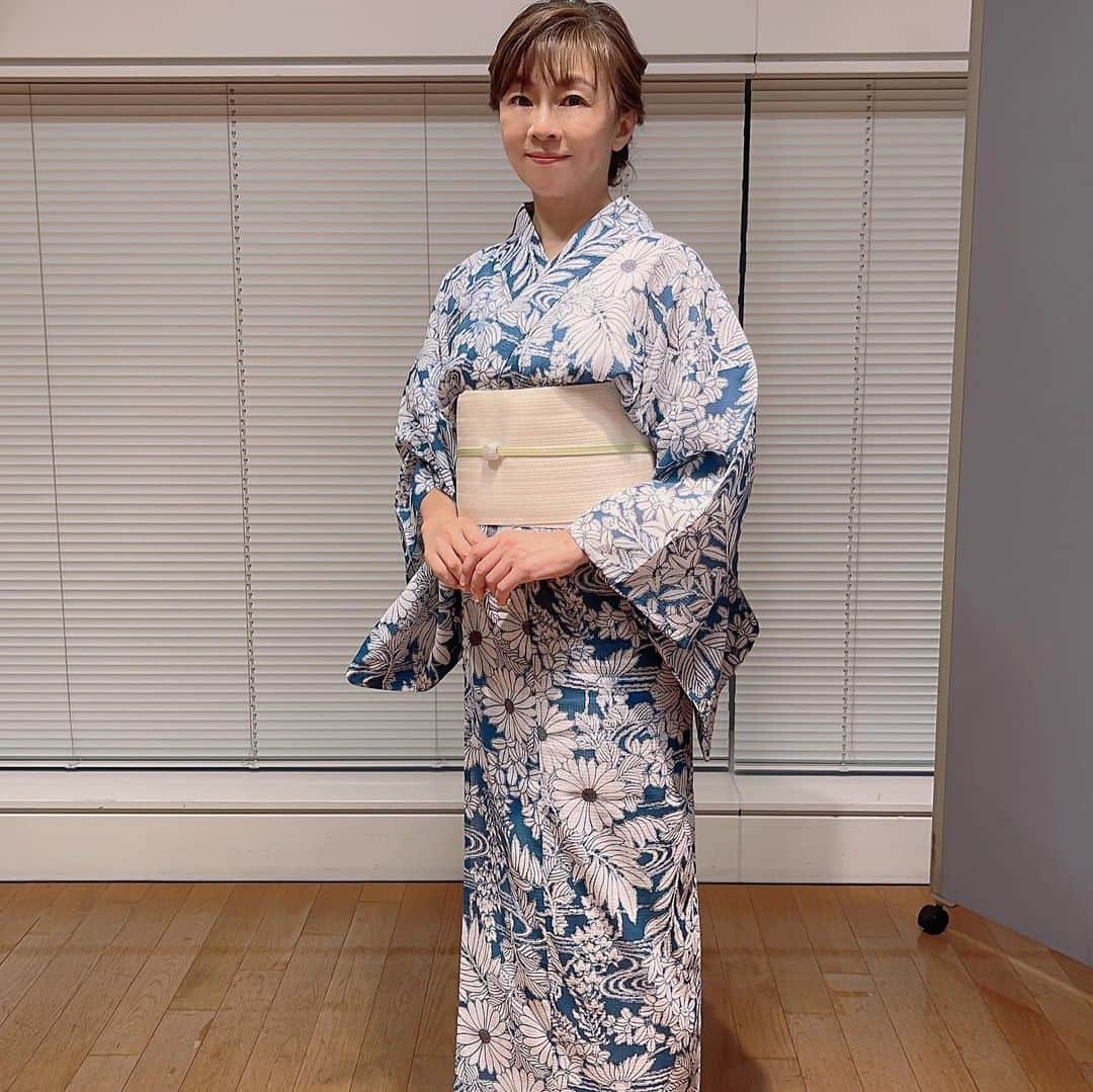 永井美奈子さんのインスタグラム写真 - (永井美奈子Instagram)「👘 夏祭りの季節ですねぇ。 日テレのさんま御殿に 久方ぶりに呼んで頂きました。OAは8月8日火曜8時からです(あら、フジテレビの日😅)  「女子アナ浴衣祭SP」だそうで、気恥ずかしかったのですが、物見遊山的に😅行って参りました。  頼みの綱は少し後輩の中村江里子さんと坂東英二さん繋がりの望月理恵さん。覚えてて頂いて良かったぁ🙏🙏🙏  20代の皆さんはお話も上手で流石だなぁと思いました。 最近思うのですが、デジタルネイティブの世代は、小さい頃から自撮りやsnsが身近にあったせいなのか、人前に出る事が、とても自然に出来ますよね。 こんな仕事をしていて、言うのもなんですが、私の場合かなりの覚悟をしてからでないと人前で話が出来ない😅😅😅アナウンサーでいる事が本当に不思議です😅😅😅  まぁ、そんな訳でトークは得意では無いので、あまり気の利いた話しは出来ませんでしたが、他の方は面白かったので是非ご覧下さい🤗  #さんま御殿  #日本テレビ #笠仙 #浴衣  #浴衣ヘアアレンジ  #フリーアナウンサー  @jetsetjapan  @keeps_ebisu」8月7日 10時24分 - nagaiminako.com375