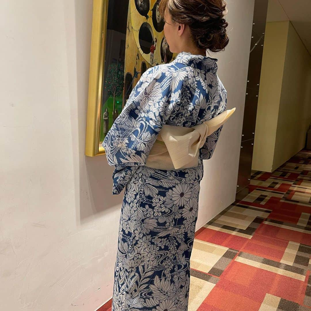 永井美奈子さんのインスタグラム写真 - (永井美奈子Instagram)「👘 夏祭りの季節ですねぇ。 日テレのさんま御殿に 久方ぶりに呼んで頂きました。OAは8月8日火曜8時からです(あら、フジテレビの日😅)  「女子アナ浴衣祭SP」だそうで、気恥ずかしかったのですが、物見遊山的に😅行って参りました。  頼みの綱は少し後輩の中村江里子さんと坂東英二さん繋がりの望月理恵さん。覚えてて頂いて良かったぁ🙏🙏🙏  20代の皆さんはお話も上手で流石だなぁと思いました。 最近思うのですが、デジタルネイティブの世代は、小さい頃から自撮りやsnsが身近にあったせいなのか、人前に出る事が、とても自然に出来ますよね。 こんな仕事をしていて、言うのもなんですが、私の場合かなりの覚悟をしてからでないと人前で話が出来ない😅😅😅アナウンサーでいる事が本当に不思議です😅😅😅  まぁ、そんな訳でトークは得意では無いので、あまり気の利いた話しは出来ませんでしたが、他の方は面白かったので是非ご覧下さい🤗  #さんま御殿  #日本テレビ #笠仙 #浴衣  #浴衣ヘアアレンジ  #フリーアナウンサー  @jetsetjapan  @keeps_ebisu」8月7日 10時24分 - nagaiminako.com375