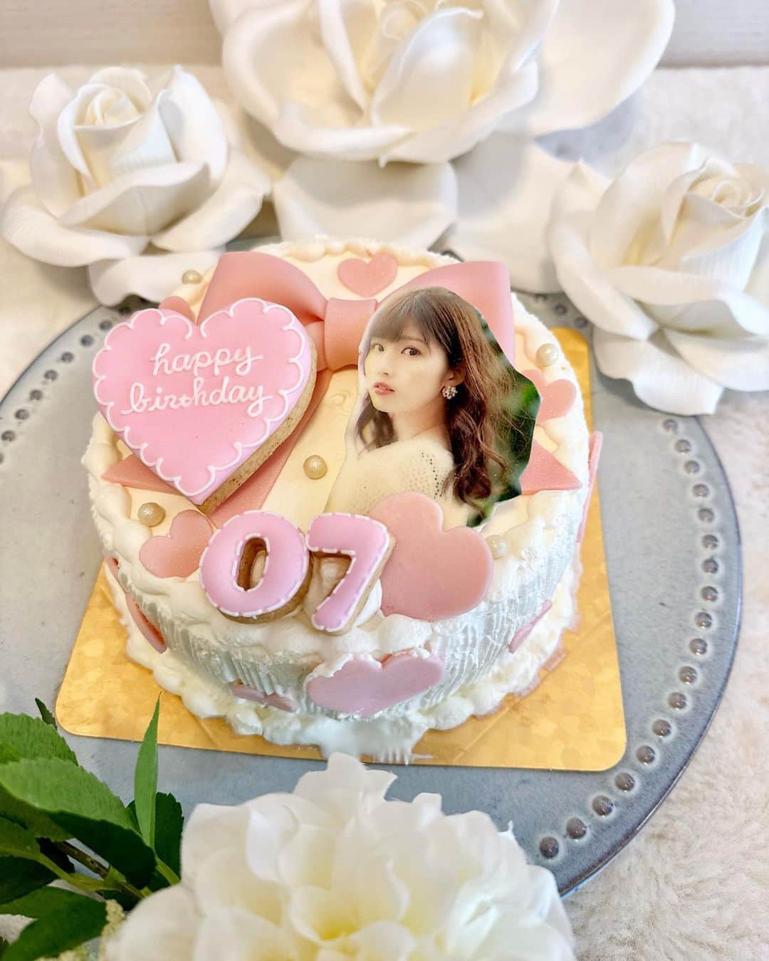 松尾友加里のインスタグラム：「おはようございます☀  8月7日でお誕生日を迎えました🎂  皆さんの温かいメッセージ 嬉しいです🥹❤️ いつも皆様に支えられてます❣️  これからも、松尾友加里を よろしくお願いします🥹👸  _ _ _ _ _ ❤︎_ _ _ _ _ #お誕生日  #お誕生日ケーキ  #お誕生日プレゼント  #ありがとう  #素敵な歳になりますように」