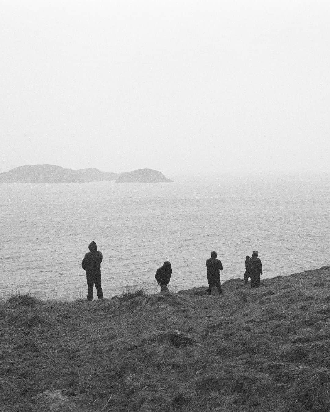 クイックシルバーのインスタグラム：「The longest way round is often the shortest way home. The boys on the run in Ireland.   Moments from REPEATER. Link in our bio.」