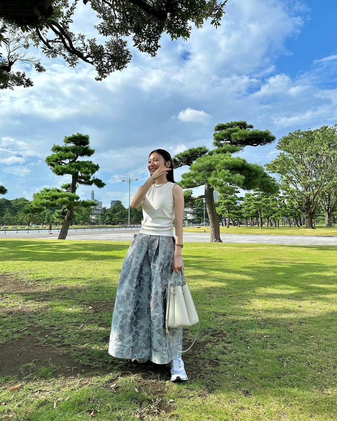 齊藤英里さんのインスタグラム写真 - (齊藤英里Instagram)「大事なお知らせ。 おはようございます！ 朝から大事なご報告をさせて下さい🌞 私は只今【JJ「J-GIRL」モデルオーディション2023 #国民的彼女】に挑戦しています。 そして現在、書類選考通過したところです。 次のステージに進めるということで嬉しさと、闘争心で燃えています。 今回のオーディションはバトル形式となるので、 皆さんの応援がかなり！必要です！！ 私自身全力で頑張るのはもちろんですが、 皆さんに応援して頂きたい事も幾つかあります！ なので、最後まで読んで下さると嬉しいです。  今日8/7(月)7:00から8/13(日)22:00 までの1週間、 セミファイナルに進むための審査があります。 審査対象は、 ①マシェバラ配信にて獲得したポイント数 ②SNSでのアピール ③オリジナルTシャツ販売の売上 になります。  ①の配信ですが、公式配信日として ✔︎8/8 21:00-22:00 ✔︎8/11 21:00-22:00 の2日間が決定しています。 この日は絶対に観にきて頂きたいです！☺️✨ この2日間以外でも配信できる時に都度告知するので、 是非遊びに来てくださると嬉しいです。 マシェバラアプリのDLとポイント購入をして、 準備をお願いします🙇🏻‍♂️  ②SNSアピールでは、今まで通り私らしく、 ファッションやメイク、ライフスタイルなど発信します。 今より更新頻度を上げるので、 楽しく見てもらえると嬉しいです♡ 改めて、いつも見てくれてる皆さん 本当にありがとう🥲🌹…  ③JJ オーディションで作られたオリジナルTシャツの 売上金額が審査ポイントに反映されます。 購入方法は、 1.マシェバラアプリで“齊藤英里”とタレント検索。 2.人型アイコンをタップ。 3.プロフィールページ内のカートのマークから購入。 日々の投稿や配信時に、都度お知らせしますね👕🫰🏻  以上、このような感じです！！！ 一気に説明してしまったので、 また別の投稿でも詳しく話しますね🙇🏻‍♂️  たんまりとお願いしてしまいましたが グランプリを狙って全力で頑張るので、 応援して下さるととっても嬉しいです。 まずはセミファイナルに残れるように、1週間勝負です。 ファンの皆さんと一緒に、 勝ち取りにいくオーディションは初めてなので どきどきしますが、私らしく挑戦します。 昔から応援してくれているファンの方々、 たった今私を見つけてくれた方、 皆様！応援よろしくお願いします！  本当に本当に長々と失礼しました。笑 最後の最後になんですが、今回の写真は先日の  #えりしふく になります。 この時はすごく晴れてたけど 実はこの5分後に土砂降りになったの。 信じられないでしょ… 新調したスカートを死守しました。 ドレス並みのボリューム感だけど、タンクトップとスニーカーでカジュアルダウンすると可愛いかなって。 2枚目にタグ付けしたよ🏷️  言いたいことがありすぎて止まりそうにないので、 一旦この辺で強制終了。  それではまた☺️🫶🏻  #JJモデルオーディション2023 #国民的彼女 #齊藤英里 #さいとうえり　 @jj_official_jj  @jj_audition_official」8月7日 7時00分 - erisaito.official