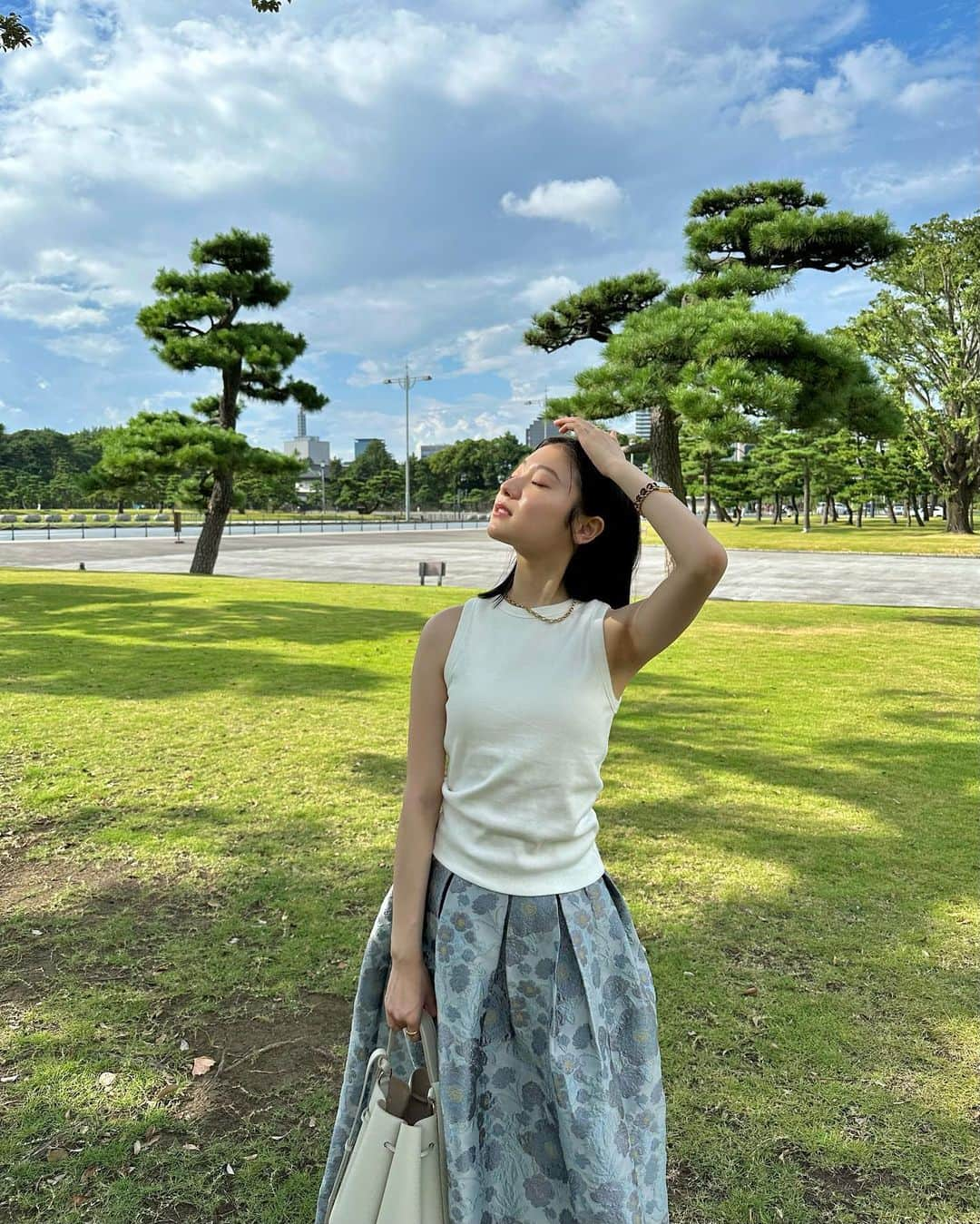 齊藤英里さんのインスタグラム写真 - (齊藤英里Instagram)「大事なお知らせ。 おはようございます！ 朝から大事なご報告をさせて下さい🌞 私は只今【JJ「J-GIRL」モデルオーディション2023 #国民的彼女】に挑戦しています。 そして現在、書類選考通過したところです。 次のステージに進めるということで嬉しさと、闘争心で燃えています。 今回のオーディションはバトル形式となるので、 皆さんの応援がかなり！必要です！！ 私自身全力で頑張るのはもちろんですが、 皆さんに応援して頂きたい事も幾つかあります！ なので、最後まで読んで下さると嬉しいです。  今日8/7(月)7:00から8/13(日)22:00 までの1週間、 セミファイナルに進むための審査があります。 審査対象は、 ①マシェバラ配信にて獲得したポイント数 ②SNSでのアピール ③オリジナルTシャツ販売の売上 になります。  ①の配信ですが、公式配信日として ✔︎8/8 21:00-22:00 ✔︎8/11 21:00-22:00 の2日間が決定しています。 この日は絶対に観にきて頂きたいです！☺️✨ この2日間以外でも配信できる時に都度告知するので、 是非遊びに来てくださると嬉しいです。 マシェバラアプリのDLとポイント購入をして、 準備をお願いします🙇🏻‍♂️  ②SNSアピールでは、今まで通り私らしく、 ファッションやメイク、ライフスタイルなど発信します。 今より更新頻度を上げるので、 楽しく見てもらえると嬉しいです♡ 改めて、いつも見てくれてる皆さん 本当にありがとう🥲🌹…  ③JJ オーディションで作られたオリジナルTシャツの 売上金額が審査ポイントに反映されます。 購入方法は、 1.マシェバラアプリで“齊藤英里”とタレント検索。 2.人型アイコンをタップ。 3.プロフィールページ内のカートのマークから購入。 日々の投稿や配信時に、都度お知らせしますね👕🫰🏻  以上、このような感じです！！！ 一気に説明してしまったので、 また別の投稿でも詳しく話しますね🙇🏻‍♂️  たんまりとお願いしてしまいましたが グランプリを狙って全力で頑張るので、 応援して下さるととっても嬉しいです。 まずはセミファイナルに残れるように、1週間勝負です。 ファンの皆さんと一緒に、 勝ち取りにいくオーディションは初めてなので どきどきしますが、私らしく挑戦します。 昔から応援してくれているファンの方々、 たった今私を見つけてくれた方、 皆様！応援よろしくお願いします！  本当に本当に長々と失礼しました。笑 最後の最後になんですが、今回の写真は先日の  #えりしふく になります。 この時はすごく晴れてたけど 実はこの5分後に土砂降りになったの。 信じられないでしょ… 新調したスカートを死守しました。 ドレス並みのボリューム感だけど、タンクトップとスニーカーでカジュアルダウンすると可愛いかなって。 2枚目にタグ付けしたよ🏷️  言いたいことがありすぎて止まりそうにないので、 一旦この辺で強制終了。  それではまた☺️🫶🏻  #JJモデルオーディション2023 #国民的彼女 #齊藤英里 #さいとうえり　 @jj_official_jj  @jj_audition_official」8月7日 7時00分 - erisaito.official