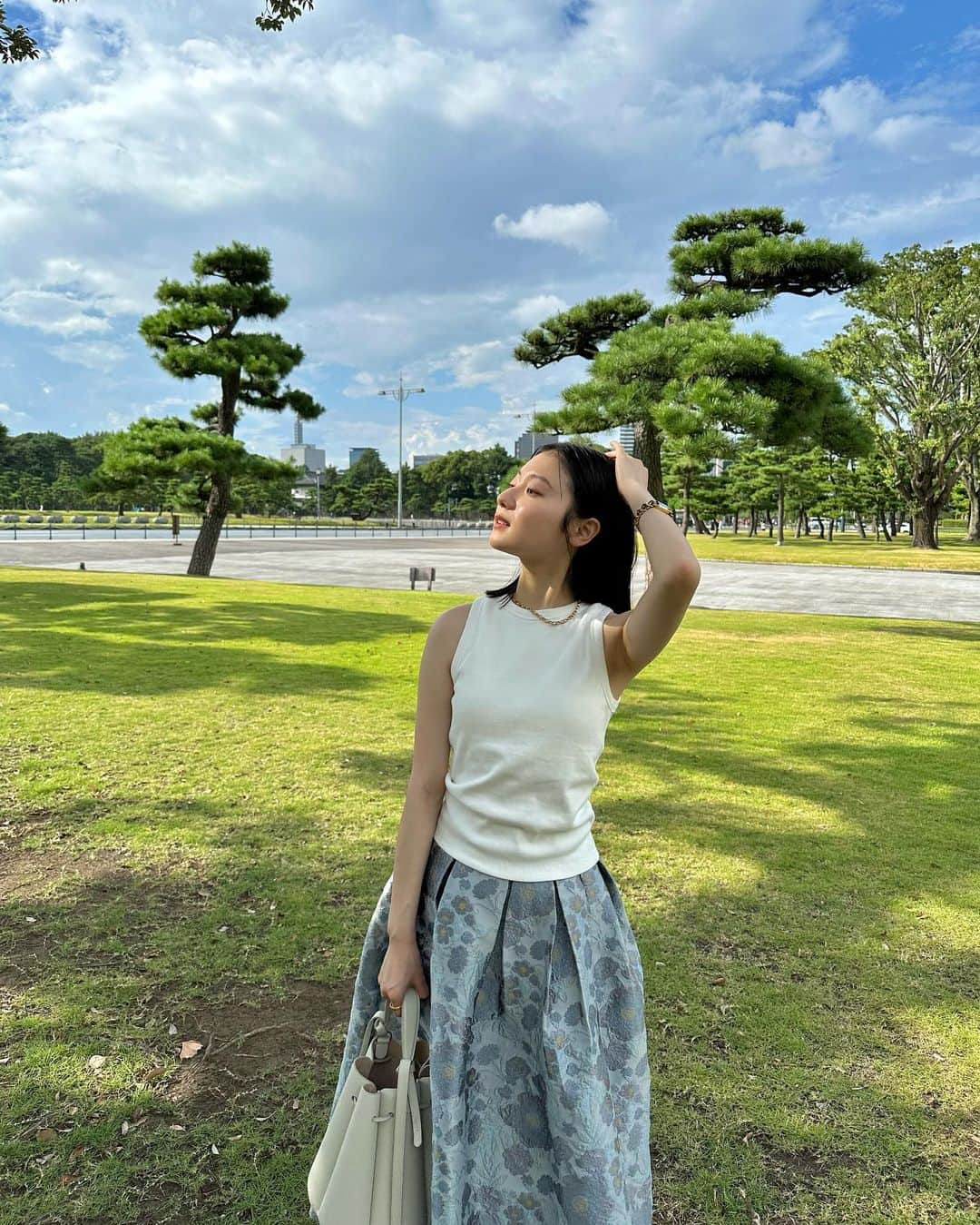 齊藤英里さんのインスタグラム写真 - (齊藤英里Instagram)「大事なお知らせ。 おはようございます！ 朝から大事なご報告をさせて下さい🌞 私は只今【JJ「J-GIRL」モデルオーディション2023 #国民的彼女】に挑戦しています。 そして現在、書類選考通過したところです。 次のステージに進めるということで嬉しさと、闘争心で燃えています。 今回のオーディションはバトル形式となるので、 皆さんの応援がかなり！必要です！！ 私自身全力で頑張るのはもちろんですが、 皆さんに応援して頂きたい事も幾つかあります！ なので、最後まで読んで下さると嬉しいです。  今日8/7(月)7:00から8/13(日)22:00 までの1週間、 セミファイナルに進むための審査があります。 審査対象は、 ①マシェバラ配信にて獲得したポイント数 ②SNSでのアピール ③オリジナルTシャツ販売の売上 になります。  ①の配信ですが、公式配信日として ✔︎8/8 21:00-22:00 ✔︎8/11 21:00-22:00 の2日間が決定しています。 この日は絶対に観にきて頂きたいです！☺️✨ この2日間以外でも配信できる時に都度告知するので、 是非遊びに来てくださると嬉しいです。 マシェバラアプリのDLとポイント購入をして、 準備をお願いします🙇🏻‍♂️  ②SNSアピールでは、今まで通り私らしく、 ファッションやメイク、ライフスタイルなど発信します。 今より更新頻度を上げるので、 楽しく見てもらえると嬉しいです♡ 改めて、いつも見てくれてる皆さん 本当にありがとう🥲🌹…  ③JJ オーディションで作られたオリジナルTシャツの 売上金額が審査ポイントに反映されます。 購入方法は、 1.マシェバラアプリで“齊藤英里”とタレント検索。 2.人型アイコンをタップ。 3.プロフィールページ内のカートのマークから購入。 日々の投稿や配信時に、都度お知らせしますね👕🫰🏻  以上、このような感じです！！！ 一気に説明してしまったので、 また別の投稿でも詳しく話しますね🙇🏻‍♂️  たんまりとお願いしてしまいましたが グランプリを狙って全力で頑張るので、 応援して下さるととっても嬉しいです。 まずはセミファイナルに残れるように、1週間勝負です。 ファンの皆さんと一緒に、 勝ち取りにいくオーディションは初めてなので どきどきしますが、私らしく挑戦します。 昔から応援してくれているファンの方々、 たった今私を見つけてくれた方、 皆様！応援よろしくお願いします！  本当に本当に長々と失礼しました。笑 最後の最後になんですが、今回の写真は先日の  #えりしふく になります。 この時はすごく晴れてたけど 実はこの5分後に土砂降りになったの。 信じられないでしょ… 新調したスカートを死守しました。 ドレス並みのボリューム感だけど、タンクトップとスニーカーでカジュアルダウンすると可愛いかなって。 2枚目にタグ付けしたよ🏷️  言いたいことがありすぎて止まりそうにないので、 一旦この辺で強制終了。  それではまた☺️🫶🏻  #JJモデルオーディション2023 #国民的彼女 #齊藤英里 #さいとうえり　 @jj_official_jj  @jj_audition_official」8月7日 7時00分 - erisaito.official