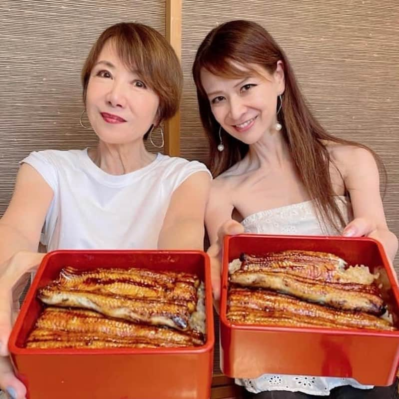 奈美悦子のインスタグラム：「小田原「鰻友栄」美味しかった❗️十四代も最高❗️仲良し友達と鰻食べてたくさん笑って 元気に猛暑の夏を乗り切る😄#小田原#鰻 #友栄 #うなぎ #大好き #仲良し #日本酒🍶 #十四代 #珍しい #楽しい #大人の遠足 #大切」