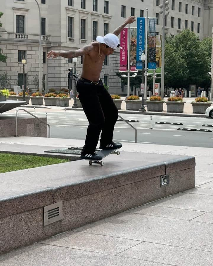 フェリペ・グスタボのインスタグラム：「Another legendary trip with my @adidasskateboarding family /// Good times, thanks to everyone that showed love everywhere we went! i love skateboarding ❤️」