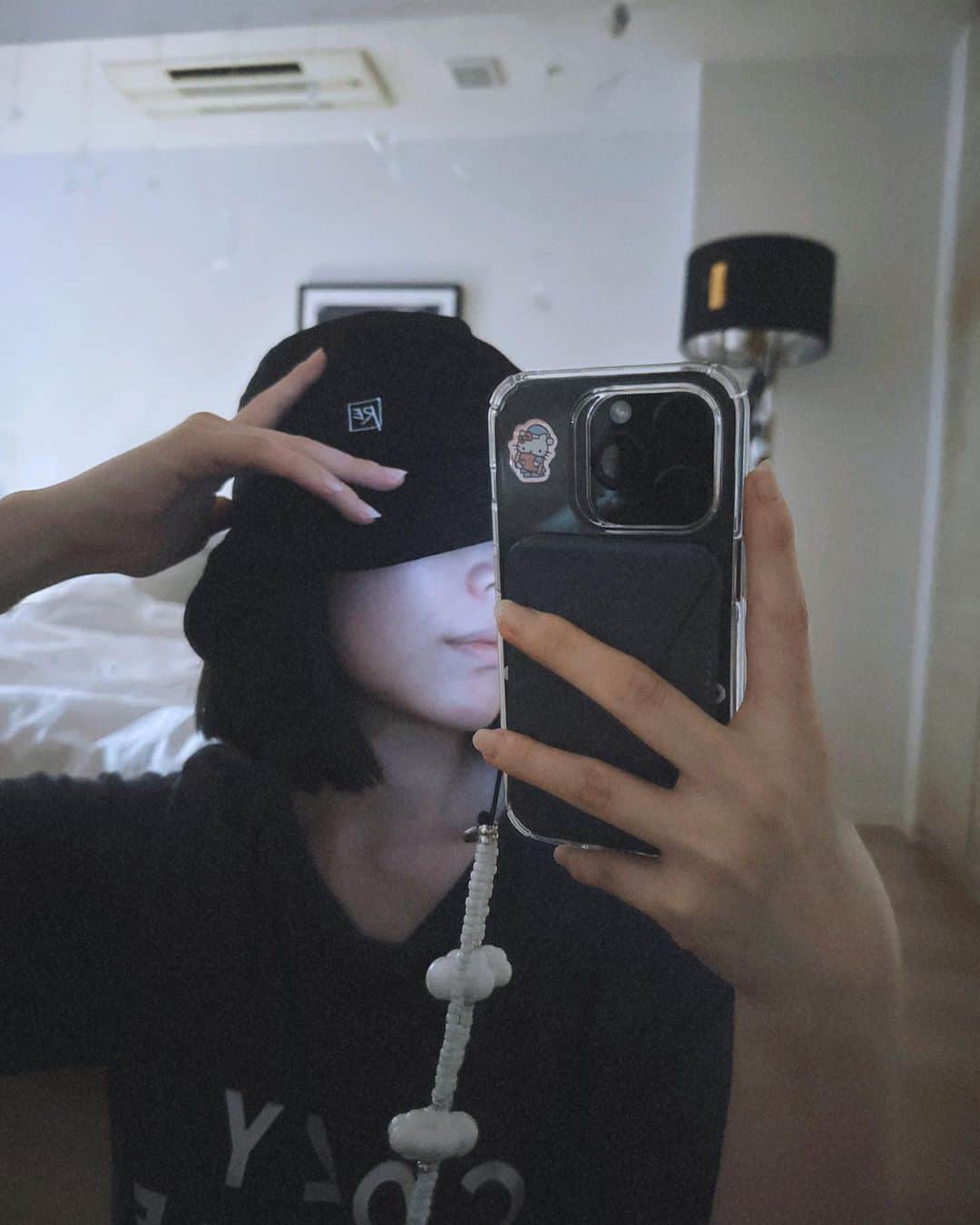 鷲尾伶菜のインスタグラム：「gm.⛅️  今日は🫶🏻 My bucket hat ［RE］🩶🩵」