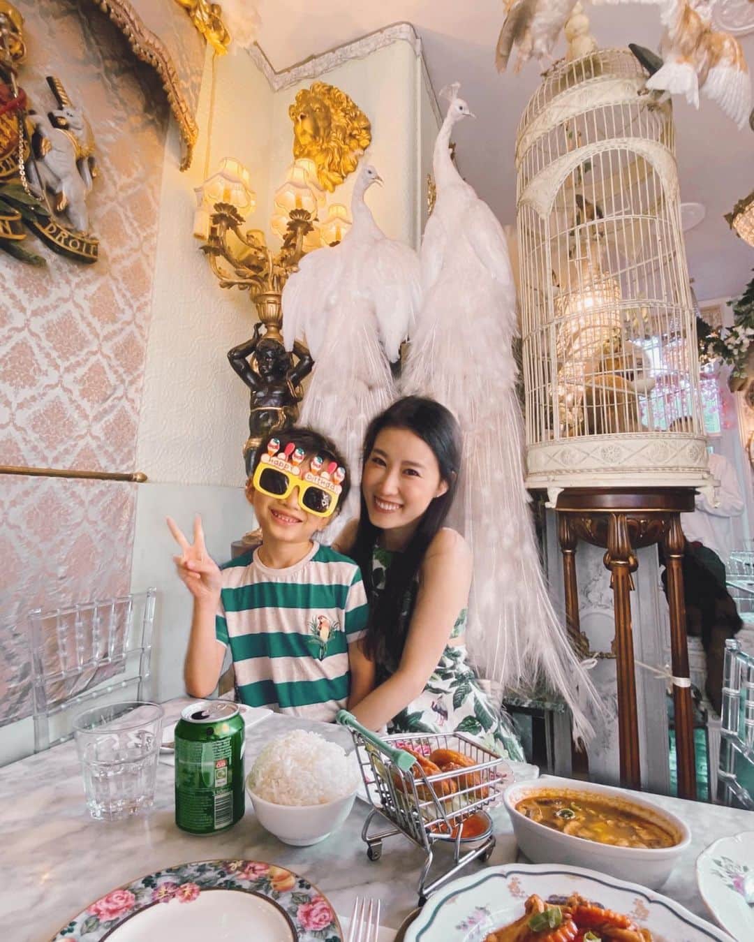 LIKARANAIのインスタグラム：「Thai dinner at Poppy’s II in Hammersmith 𓃱 So happy to have found some cheap and delicious Thai in London🇹🇭🍴  Happy Birthday my Boy @jasperchanbb   看著動物標本裝置真的超像那時在曼谷住宿的佈置 感覺真的一秒回泰 想念精緻的泰國特色咖啡廳就在這裡止止渴  不經不覺伴著他在這裡過第三年的生日 只要健康快樂就好。  #pp730birthdayparty  。 。 。 。 。 。 #8thbirthday #happybirthday #summer  #birthday #birthdayparty #food #thaifood #thaicuisine #london #londonfood #hammersmith #londonhiddengems #londonfoodblogger #hkmom #お誕生日 #お誕生日おめでとう  #誕生日ケーキ #誕生日会 #uk #likeforlikes #shoutout #コメント返し #写真好きな人と繋がりたい #カメラ女子 #カメラ好きな人と繋がりたい」