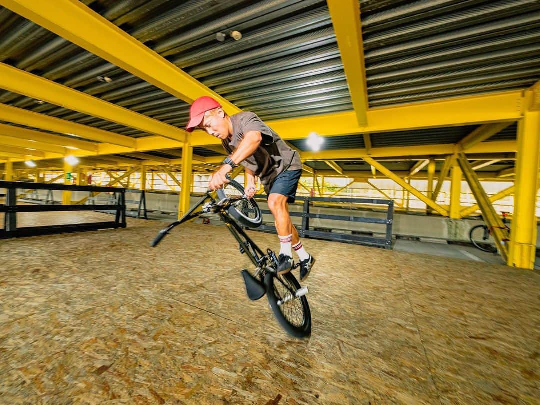 のインスタグラム：「広島で、　@yoshihiro_nishikawa_taka が、運営する競輪場敷地内にあるFLATLAND PARKに行って来ました。  3面のフロアが合って、良い感じのスペースでした。  たまたま、タイミング合ったKIDS達にトリックをレクチャー。  広島市内別の場所で、店舗やTNBブランドを運営するTAKA。ARES BIKESパーツや完成車もありますので、お近くの方は是非。  #aresbikes  #bmx #flatland #freestylebmx #hiroshima #広島 #競輪場 #TNB」