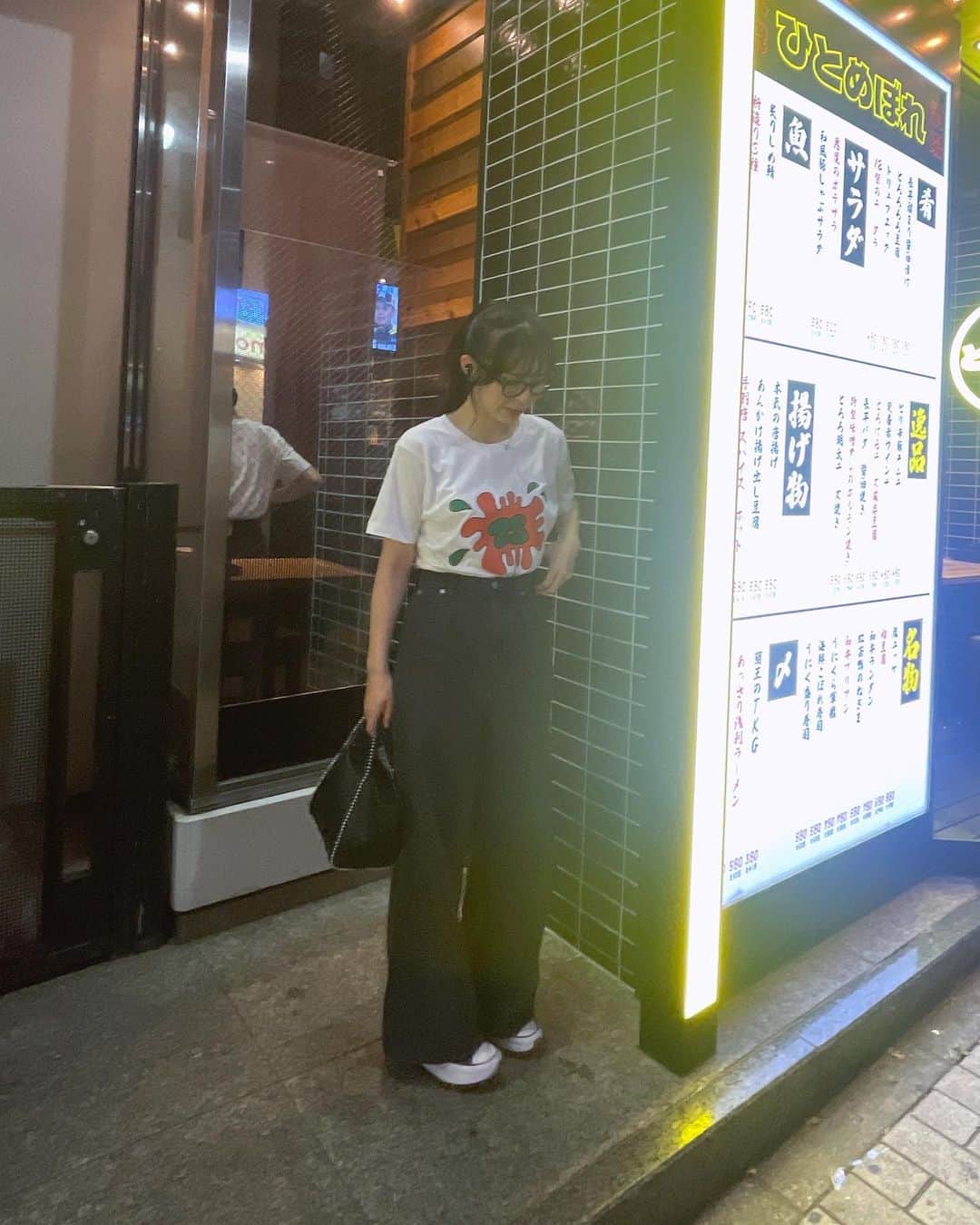 谷口茉妃菜のインスタグラム：「・  神戸で生誕Tシャツきて、お肉食べました~ （ @おじぎ屋 さん）  広角レンズで股下バグ...🦶🏼笑  #STU48 #idol #ootd #fashion #instagood #instalike」