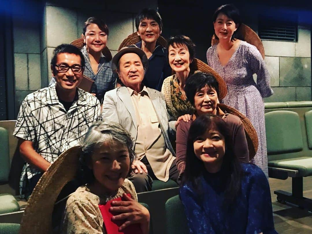 原日出子さんのインスタグラム写真 - (原日出子Instagram)「「この子たちの夏」 昨日 無事に千秋楽を終えました。 奇しくも 広島原爆の日… 朝 8時15分 祈りを込めて黙祷。 私は 戦争を知らない世代ですが この朗読劇に出逢ったことで 生々しい当時の状況を知ることができました。  その時 我が子を探し歩いた母になり… その時 家族の帰りを待ち続けた子になり… その後 長く病に苦しんだ少女になり… その思いを声にして 読ませていただきました。  毎年夏に公演していましたが 今回が一区切りとなるそうです。  一瞬にして 人々の幸せな日常を奪う原爆…戦争… 遠い過去のお話しではなく 今も すぐそこにある危機です。 唯一の被爆国の国民として 世界がこの日を 決して忘れないように 語り継いでいきたいですね。  劇場に足を運んでくださった皆様に 心より御礼申し上げますm(_ _)m  #この子たちの夏 #朗読劇 #根岸季衣 #かとうかずこ #西山水木 #床嶋佳子 #旺なつき #島田歌穂 #原日出子 #広島 #長崎」8月7日 6時26分 - hara_hideko