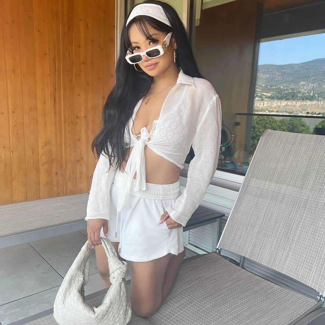 エリーゼ・エストラーダのインスタグラム：「Mom had a white moment in “bright and bold top” @fashionnova 🤍」