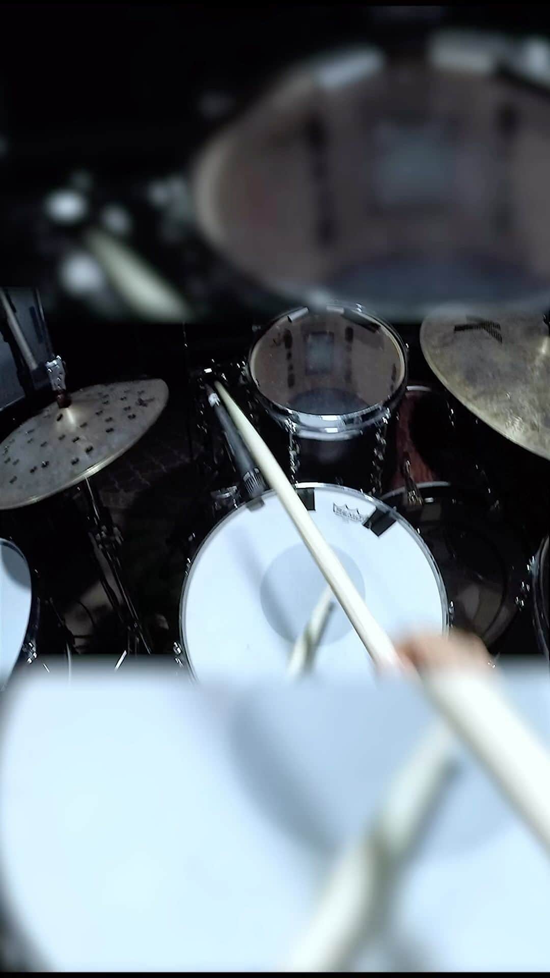 シェーン・ガラースのインスタグラム：「🥁Gaddyish🥁 #shanegaalaas #drumming #drums #drummer #pearldrums #zildjian #remo #vicfirth #crumbweststudios」