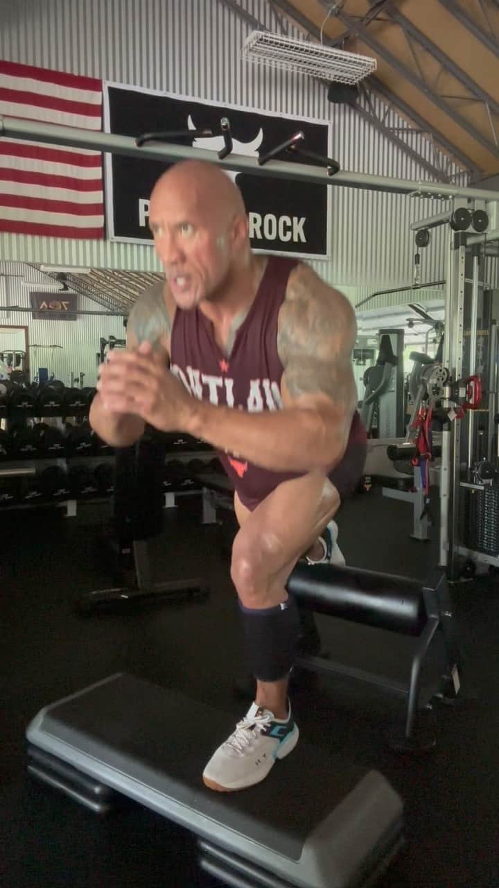 ドウェイン・ジョンソンのインスタグラム：「Working on ankle & knee mobility with this raised Bulgarian split squat movement.  Years of battling injuries  (torn Achilles, multiple knee surgeries, torn quad off my pelvis etc) forced me to train just as intense, but smarter & wiser 👈🏾 I hope🤞🏾🤣 Mind muscle connection is real.  Always trying to improve, work in progress..」