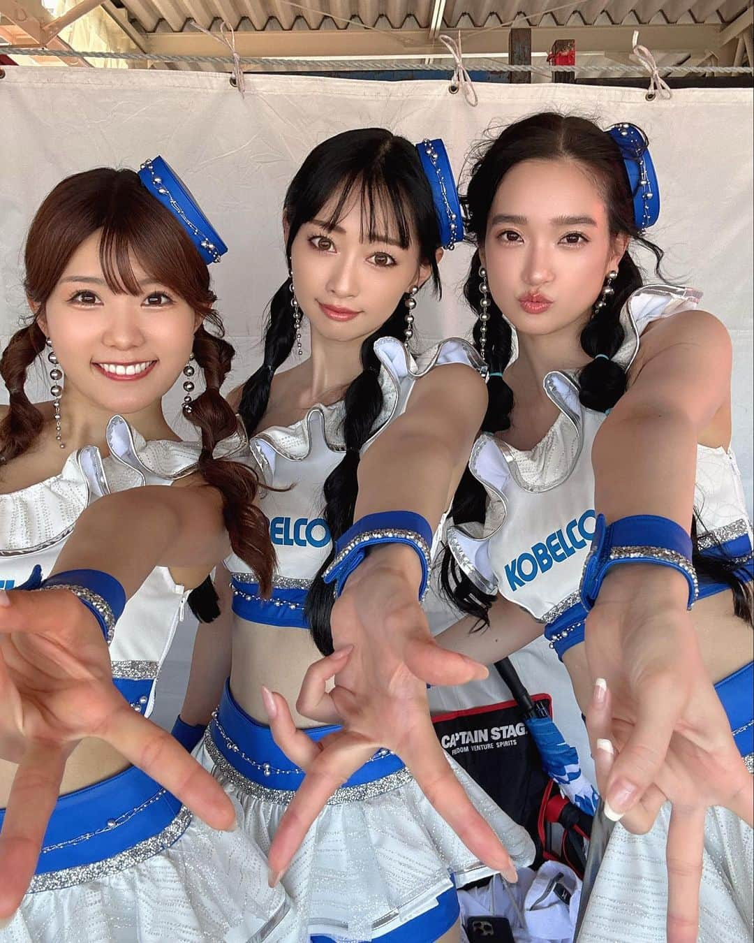 林紗久羅のインスタグラム：「. . . . おはよう🩵 . KOBELCO GIRLS 3人で撮るの初めてかな？？✨ . . . #tgrteamsard #densokobelcosardgrsupra #supra #racequeen #レースクイーン #ギャルピース #kobelcosteelers #kobelcogirls #くるりんぱアレンジ #三つ編みアレンジ  #ワンショルダー #ワンショルダートップス」