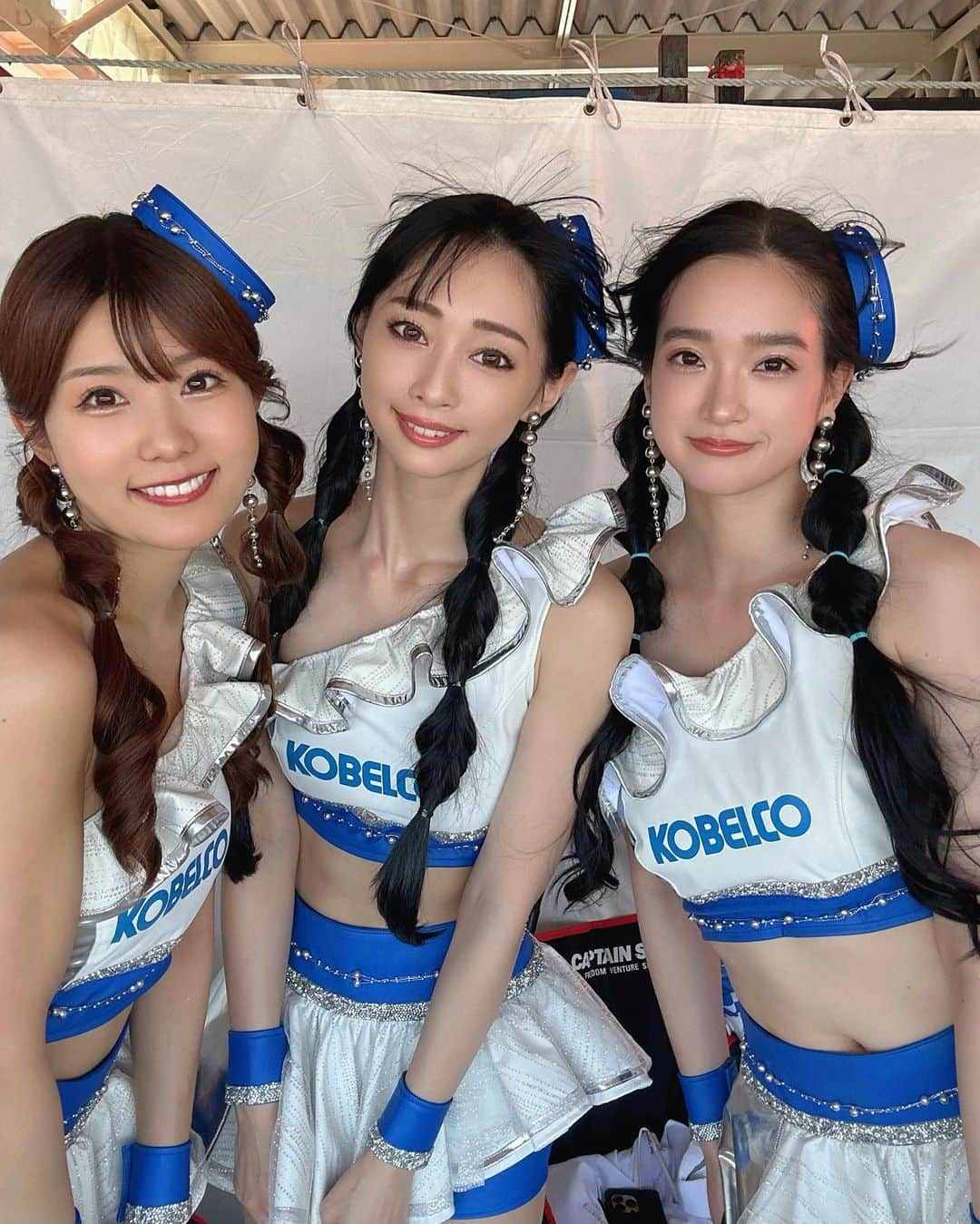 林紗久羅さんのインスタグラム写真 - (林紗久羅Instagram)「. . . . おはよう🩵 . KOBELCO GIRLS 3人で撮るの初めてかな？？✨ . . . #tgrteamsard #densokobelcosardgrsupra #supra #racequeen #レースクイーン #ギャルピース #kobelcosteelers #kobelcogirls #くるりんぱアレンジ #三つ編みアレンジ  #ワンショルダー #ワンショルダートップス」8月7日 6時43分 - sa1210ku