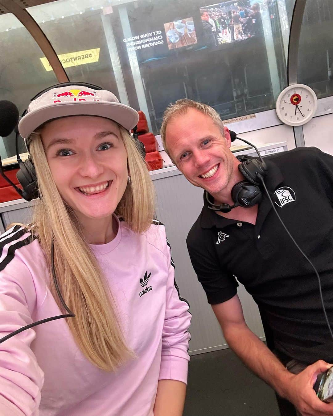 シャウナ・コックジーのインスタグラム：「World championships week 1!   Wow what a week. I’ve been loving being in the commentary booth with @mattgroom1 for the @eurosport live stream. This competition has been filled with drama and intensity and the buzz just keeps building with the Olympic tickets still yet to be awarded.   Here’s some moments from this past week.  1. In the booth with Matt 2. The lead final routes  3. Interviewing the winner! 📸 @lenadrapella  4. No texture holds on the final men’s boulder  5. Getting a massage in the @adidasterrex athlete hub  6. Frankie joining the brushing crew ahead of the women’s boudler semifinals  7. Saying goodbye before I head back to work (so hard!😭) 8. Best nanny ever @aronamorrison  9. Another pic of me and Matt cos we have to get one before every round just cos 10. An adorable picture draw by a lovely lady in the crowd of Frankie checking out the finals routes」