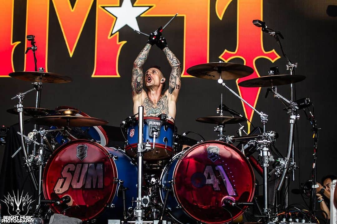 Sum 41さんのインスタグラム写真 - (Sum 41Instagram)「Mountain View were maniacs last night!   See ya tonight Orange County!   📷: @alansnodgrassphoto & @brightmusicphotography」8月7日 6時54分 - sum41