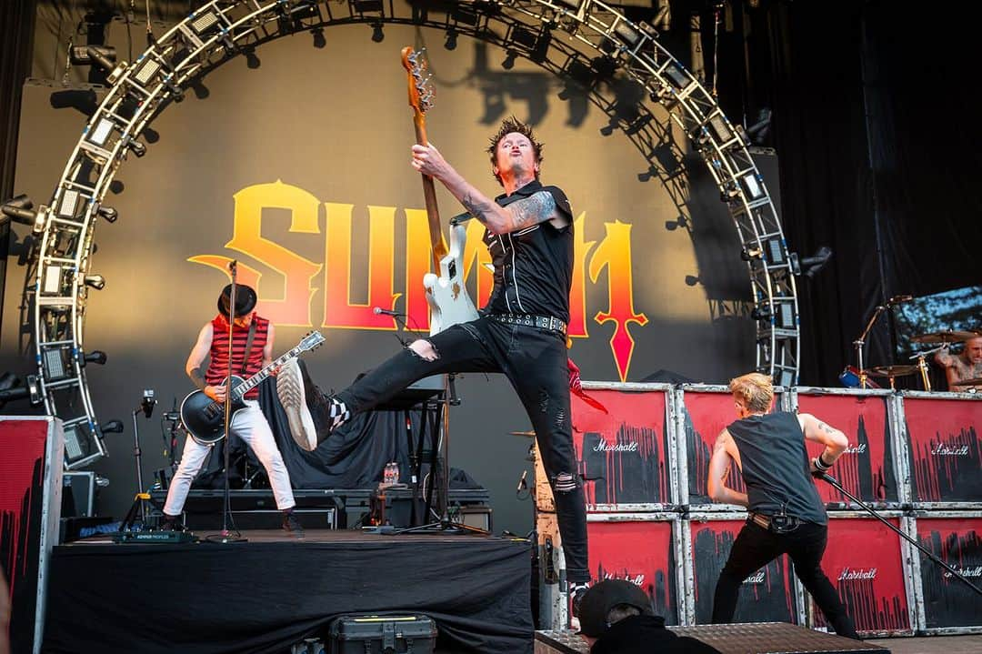 Sum 41さんのインスタグラム写真 - (Sum 41Instagram)「Mountain View were maniacs last night!   See ya tonight Orange County!   📷: @alansnodgrassphoto & @brightmusicphotography」8月7日 6時54分 - sum41