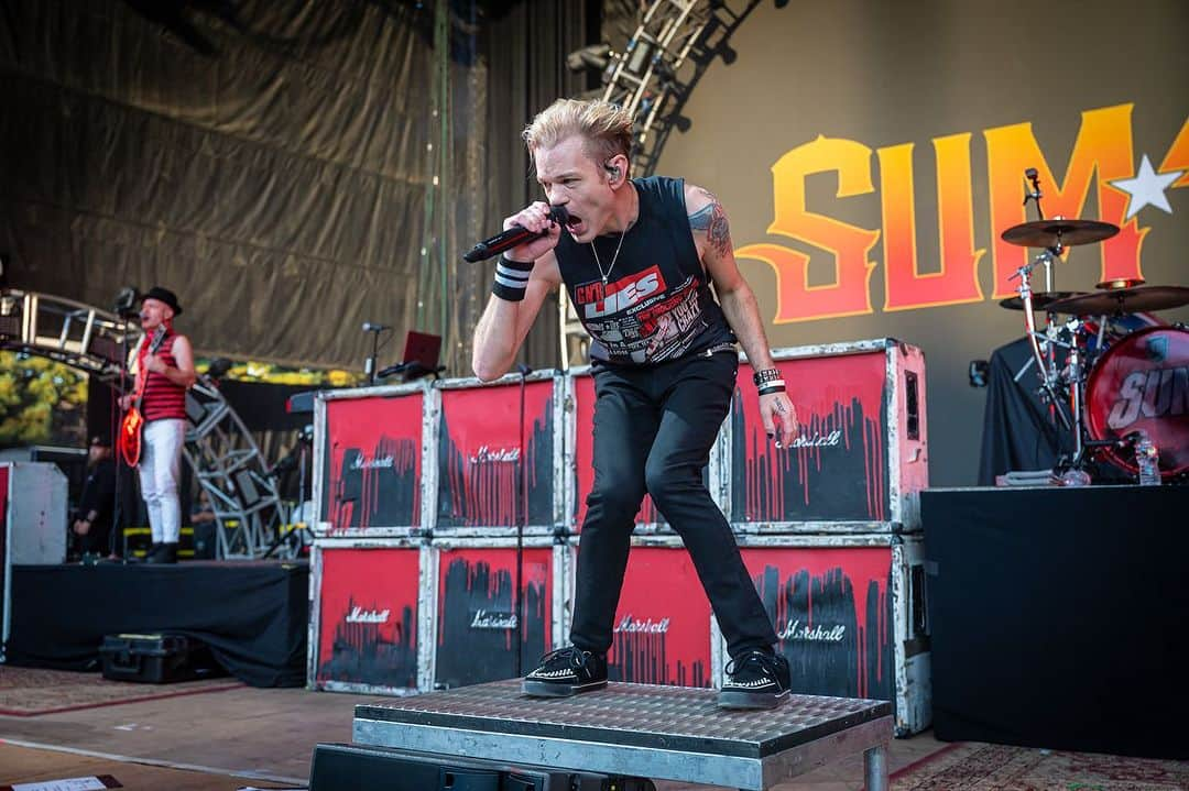 Sum 41さんのインスタグラム写真 - (Sum 41Instagram)「Mountain View were maniacs last night!   See ya tonight Orange County!   📷: @alansnodgrassphoto & @brightmusicphotography」8月7日 6時54分 - sum41