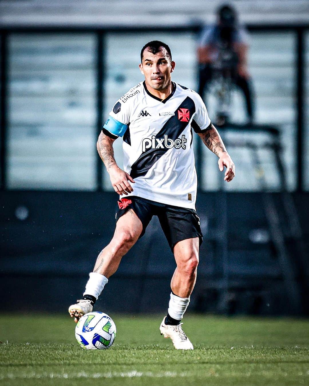 ガリー・メデルのインスタグラム：「Victoria muy importante 🙏🏼 seguimos luchando por nuestro objetivo 💢❤️💪🏼  #gigantedacolina  #vascodagama  #tmj」