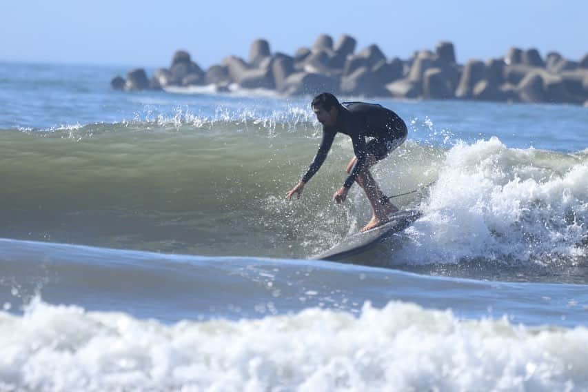 坂口憲二（THE RISING SUN COFFEE）さんのインスタグラム写真 - (坂口憲二（THE RISING SUN COFFEE）Instagram)「◆GOOD MORNING COFFEE‼︎◆  【SUNDAY SURFING】  毎日暑いけど、 千葉北の海はひんやりで 気持ちいい、 そんな感じのサンデーモーニン🏖️  📸 @kouichi_t_t_photo   【WE ARE OPEN】  先週末はたくさんのご来店ありがとうございました。 今週も皆さまのご来店をお待ちしてます！  都内店舗 10:00〜17:00(無休)  大網店舗 11:00〜18:00(月火水木金) 　　　　10:00〜18:00(土日祝)  鶴見店舗 10:00〜18:00(無休)  therisingsuncoffee.com  #coffee #coffeebeans  #coffeeroaster  #coffeelab  #coffeeandsurfing  #coffeetime  #coffeelover  #coffeebreak  #coffeeshop  #coffeestand  #coffeeholic  #coffeehouse  #coffee_inst  #coffeemaker  #coffeeshops  #coffeecoffeecoffee  #coffeenclothes  #coffeeaddict  #coffeeculture  #coffeemorning  #coffeemag #specialitycoffee  #surf #TRSC」8月7日 7時01分 - therisingsuncoffee