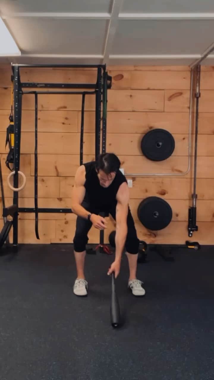 コリン・ドネルのインスタグラム：「Swinging into Opening Week of @sharkonbroadway with a little #SundayFlow. Felt like tossing around my @onnit steel club and was a nice recovery from the week of shows heading into a very exciting week!  #kettlebellflow #kettlebell #kettleclub #steelclubtraining」