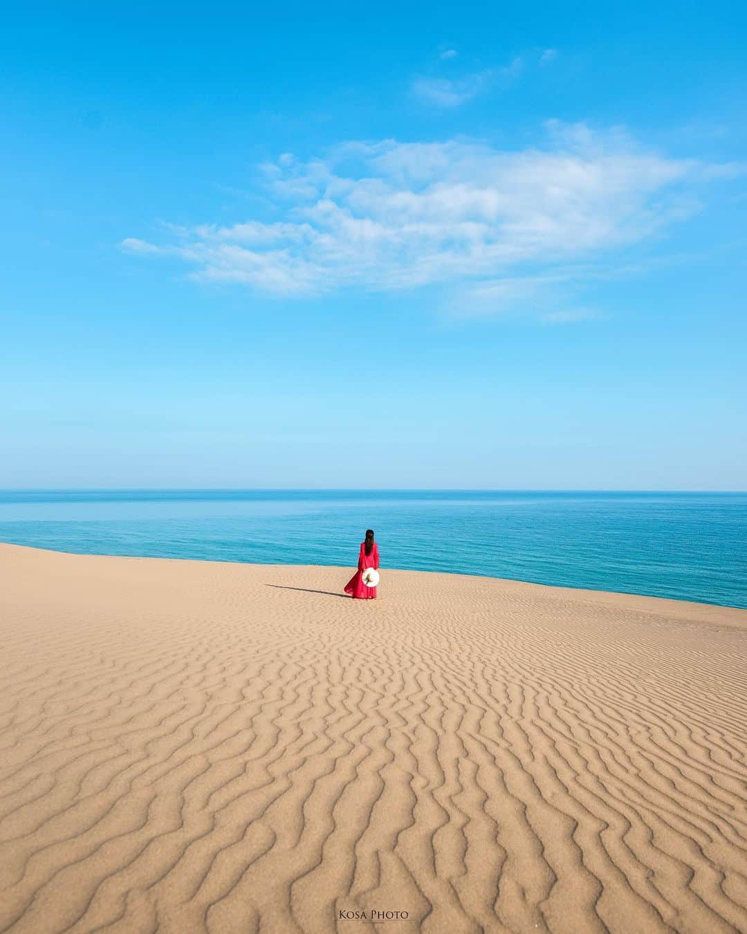 コサさんのインスタグラム写真 - (コサInstagram)「砂漠の向こうの碧  砂丘の向こうに美しい青い海が広がっていました♫ さて今週も頑張りましょう👍 . Location:鳥取 / Japan🇯🇵 Date:2023年7月 Camera:D750 / 15-30mm f2.8 in frame: @chami_2nd . #Japan_Daytime_View #nikoncreators #nikoncreators_2023travel  #鳥取砂丘 #中国地方サイクリングフォトコンテスト #鳥取 #tanddフォトコンテスト2023 #discover #SBIいきいきフォトコンテスト2023 #ポトレファン倶楽部 #tokyocameraclub #art_of_japan_ #jgrv_member #team_jp_ #photo_jpn #sorakataphoto #LBJ_KING #ポトレ撮影隊 #広がり同盟メンバー #special_spot_legend #jp_mood #jp_portrait部 #deaf_b_j_ #raw_japan #Rox_Captures #colore_de_saison #m_v_shotz #japan_bestpic_ #bestjapanpics #memory_photo_studio」8月7日 7時21分 - kosa_photo