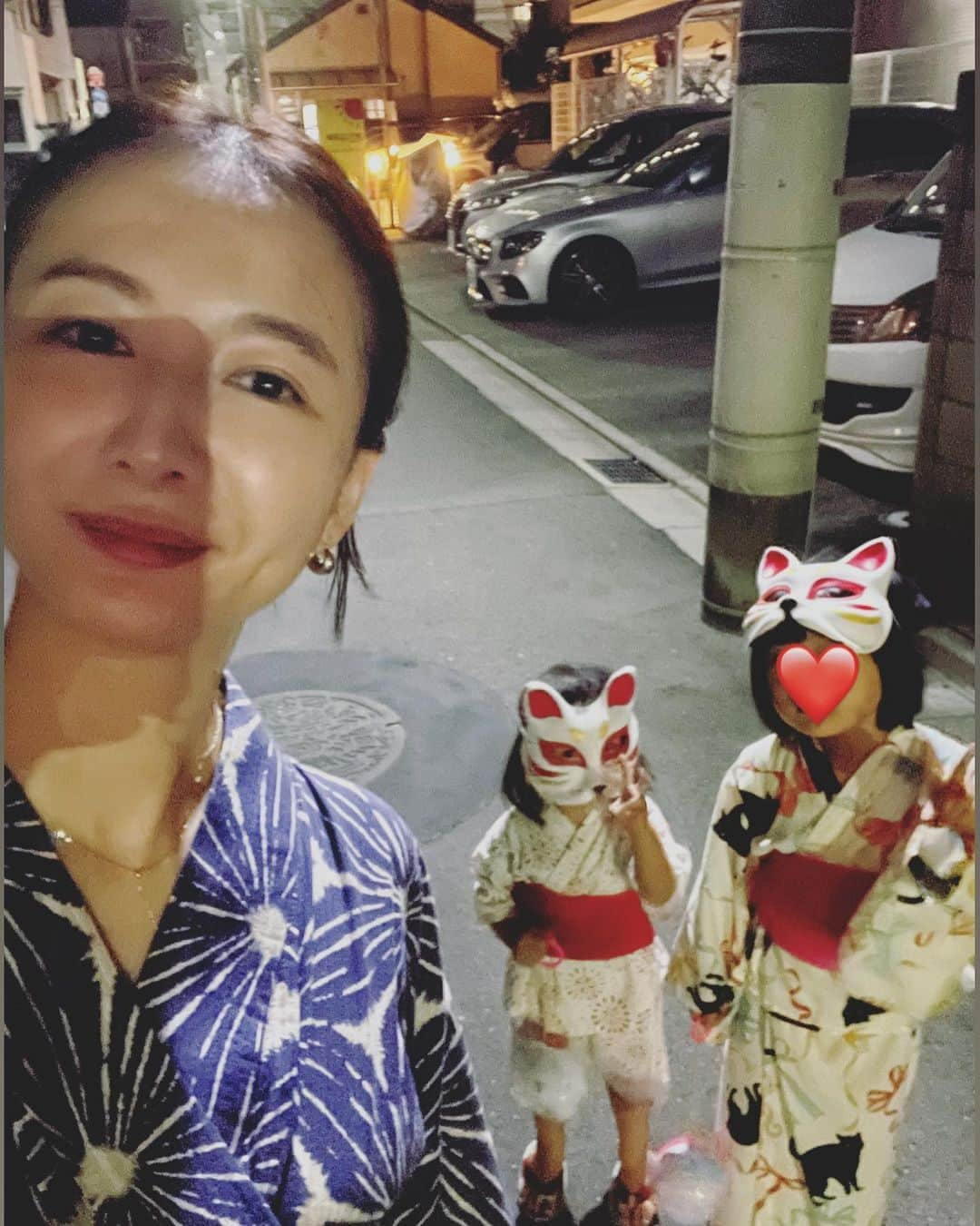 澤田泉美のインスタグラム：「娘二人を連れてお祭りへ行った日❤️  車を止めて、夜店を探すんだけど、 ぜーーーんぜん無くて😂 人に尋ねてみると、 祭りの最終日は山車がメインだから 夜店は出ないんだとのこと😭omg 残念すぎるものの諦めきれず、 お面をつけた子どもの親御さんにどこで買ったのか聞いてみると、凄く遠くで売ってるよ！と😂  片道1キロを二人連れてテクテク歩く.... 次女は流石に抱っこぉおおおおお🥹と。 頼れる人も、今日はいない... 抱っこして少し歩いたくらいに 夜店が並んでいた😭😭😭🩷きゃーーーーあったーーーー😭 （場所さえ知っていたら、夜店の近くに車を止めたのに...泣）  たこ焼き、焼きそば、ザンギ、ヨーヨー、お面を買ったら、 手持ちが全部なくなったよ😂6千円也。 お面を、一つにしたら絶対に喧嘩になるし...  （ちゅ、駐車場代....） 少しの小銭は持っている...確か500円玉も1枚あったはず... う、うん。なんとかなるか。 お面は、一人一つ死守しなければ。  また、テクテクと1キロ歩いて折り返す。 途中、コンビニに寄り、 子ども達にはおやつを選ばせ、わたしはパピコを買い、 クイックペイで支払い🤣 外に出てすぐ、おやつは回収して、 パピコを一人一本持たせて 歩き食べさせながら駐車場へ向かったよ🥹 この時点で残り1.1km...😂  「冷たいね〜美味しいね〜」って言っていたら なんとか二人を歩かせながら駐車場にたどり着けた😂😂😂 目論見通りだぜ😎w 誰の機嫌も（自分もw）損ねることなく 2キロの道のりを終えられた🤪 みんなニコニコは、ママの匙加減でどうにかなったぜ😂🩷  ここまできたら、もう帰れたも同然😆 駐車場代を支払おうと金額を見たら、“800円” 余裕で払えるーーーーーっと、500円玉を投入。  何度入れても入れても出てくるじゃないか.... ま、まさか...新硬貨ではないか😭‼️  絶望しつつも、残りの50円玉やらなんやらを 全投入！若干のやけっぱち...w すると、ちょうど800円🥹🥹🥹🥹‼️  もう、神様が味方してくれたよね🥹❤️ ありがとう、ありがとう、ありがとう😭❤️  足も、心も随分と疲れたけれども 楽しい夜店探しの旅になったのでした❤️  余談だけど、 浴衣がものの10分ほどで着れるようになってて、 自分の成長を感じたよ😂❤️  今日も、良い一日を〜❤️  #お祭り#出来事 #母#頑張ってた#🤣 #着物#やまと#もう７年くらい着てる #現金のみ#持ち歩き#大失敗#けど#なんとかなった #三児の母」