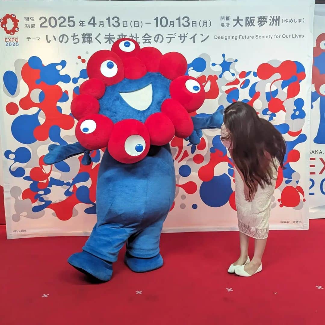 Hiromi Tomiiさんのインスタグラム写真 - (Hiromi TomiiInstagram)「おはよん😊 . 場ミリがしてあるんやけど、ギリギリセーフ（？）な立ち位置🥺w . 2025年に開催が予定されている日本国際博覧会（大阪・関西万博）の公式キャラクター #ミャクミャク　とパシャリ📷 . 2025年大阪・関西万博のテーマは「いのち輝く未来社会のデザイン」。 「未来社会の実験場」というコンセプトのもと、世界中の人々がアイデアを交換し、未来社会を「共創」(co-create)する場、人類共通の課題解決に向けて先端技術などの世界の英知を集め、新たなアイデアを創造・発信する場となることが期待されているんやってー😊 . . #大阪エキスポ　#大阪EXPO　#いのち輝く未来社会のデザイン #SHEIN#SHEINコーデ #関コレ#関西コレクション #夏コーデ　#スカートコーデ　#旅行コーデ#yoga#筋トレ#ダイエット#ボディーメイク#筋トレ女子#ダイエット仲間募集#大阪　　#osaka  #osakajapan　 #大阪散歩」8月7日 7時53分 - hiromi.tomii