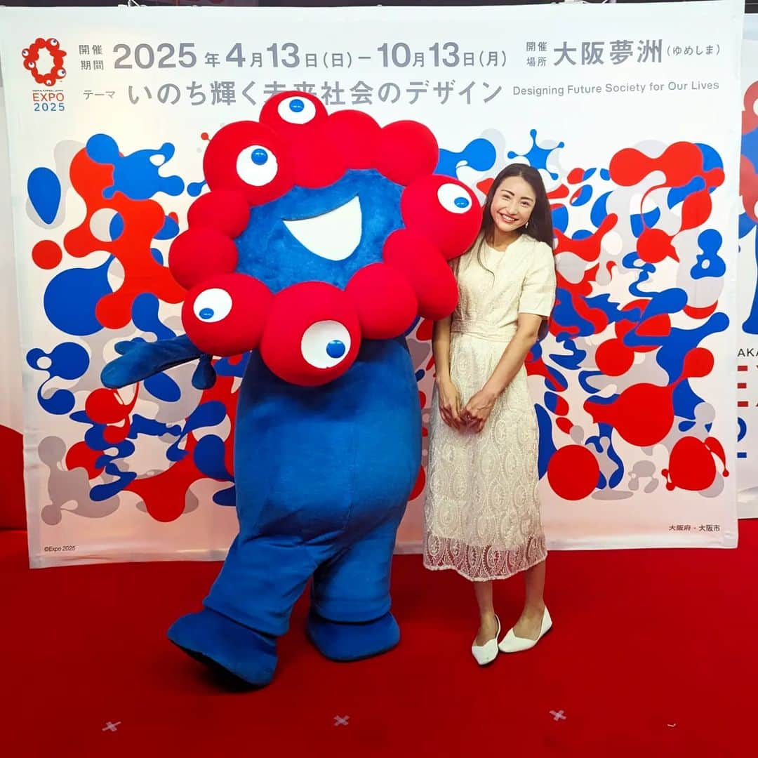 Hiromi Tomiiさんのインスタグラム写真 - (Hiromi TomiiInstagram)「おはよん😊 . 場ミリがしてあるんやけど、ギリギリセーフ（？）な立ち位置🥺w . 2025年に開催が予定されている日本国際博覧会（大阪・関西万博）の公式キャラクター #ミャクミャク　とパシャリ📷 . 2025年大阪・関西万博のテーマは「いのち輝く未来社会のデザイン」。 「未来社会の実験場」というコンセプトのもと、世界中の人々がアイデアを交換し、未来社会を「共創」(co-create)する場、人類共通の課題解決に向けて先端技術などの世界の英知を集め、新たなアイデアを創造・発信する場となることが期待されているんやってー😊 . . #大阪エキスポ　#大阪EXPO　#いのち輝く未来社会のデザイン #SHEIN#SHEINコーデ #関コレ#関西コレクション #夏コーデ　#スカートコーデ　#旅行コーデ#yoga#筋トレ#ダイエット#ボディーメイク#筋トレ女子#ダイエット仲間募集#大阪　　#osaka  #osakajapan　 #大阪散歩」8月7日 7時53分 - hiromi.tomii