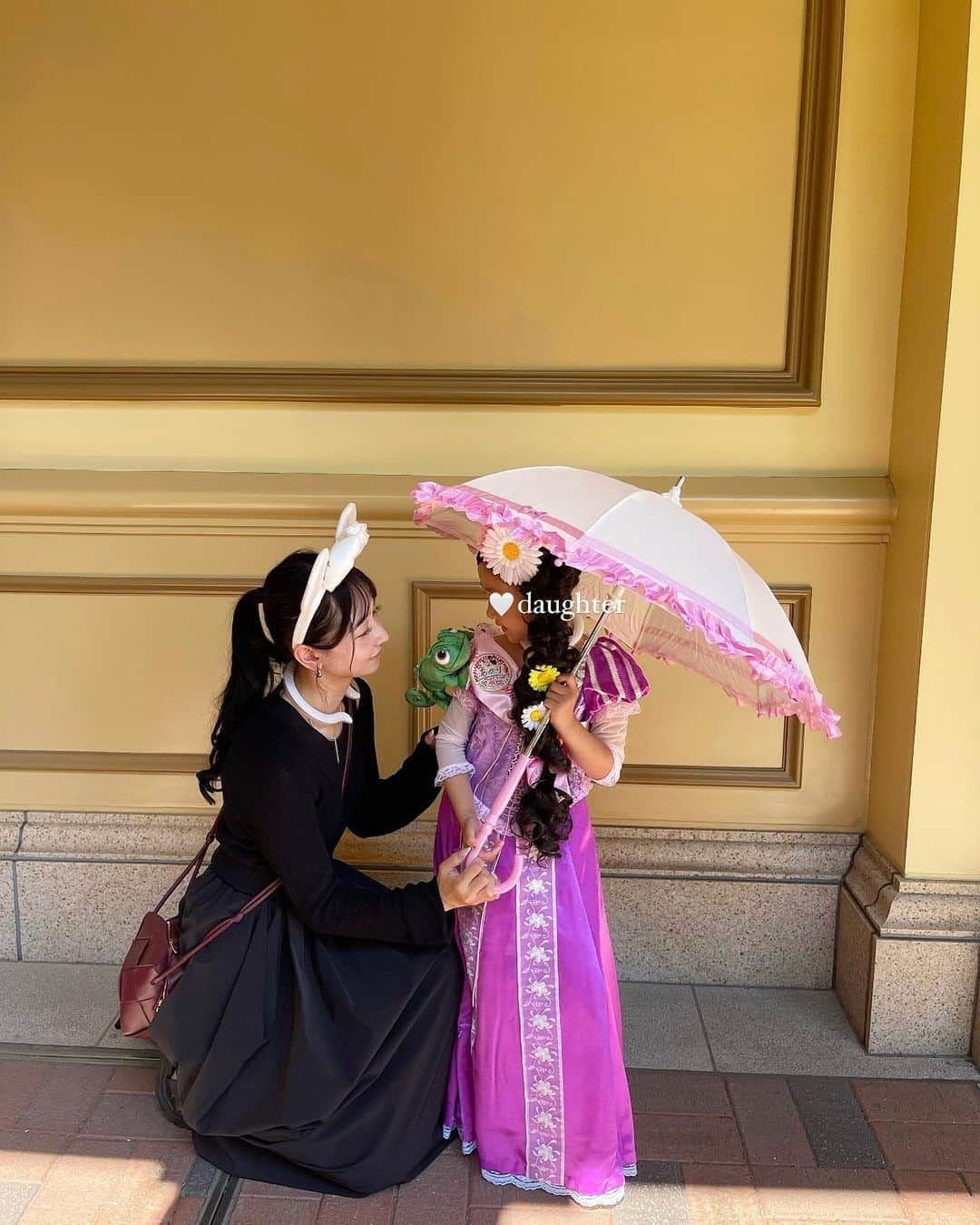 𝗔𝗜のインスタグラム：「Happy birthday Disney🌼♡ . 娘のお誕生日に🎂💫 . 前日はシー、Disney land Hotelに泊まって 次の日はランドに行ってきました☺️ . やっと再開した娘念願のビビデブティック🏰♡ . ベルが1番好きな娘は最後まで悩んでいたけど、 持っていないドレスを着たいとラプンツェルに🫶🏻 お姉さんに可愛くしてもらって終始照れ笑い🤗。 . お花のヘアスタイルがかわいくて、ランドでラプンツェルにも あえて嬉しかったね🥰(キャストのお姉さんが教えてくれました) ティモン達に娘絡まれてた🤭 . 正義感が強くて相手の気持ちに寄り添う娘は パワフルで兄と同じ遊びもするくらい頼もしいけど、 これからもたくさんいろんな経験をして 色んな事を感じて成長していってね🫶🏻 . 6歳おめでとう🥳ほんわかプリンセス👸🏻💕7.26 . 母の癒しです👧🏻👦🏻🤍 夏休み、アクティブに遊んで日焼け止め いっぱい塗ったけど、焼けたね〜🌻 . #誕生日ディズニー #6歳女の子 #年長さん #幼稚園 #disney #disneyland #disneysea #ラプンツェル #ビビデブティック #プリンセス #7月生まれ #6歳差兄妹 #ディズニーコーデ #disneygram #disneyprincess #ママコーデ #mamagirl #2児ママ #読モ」
