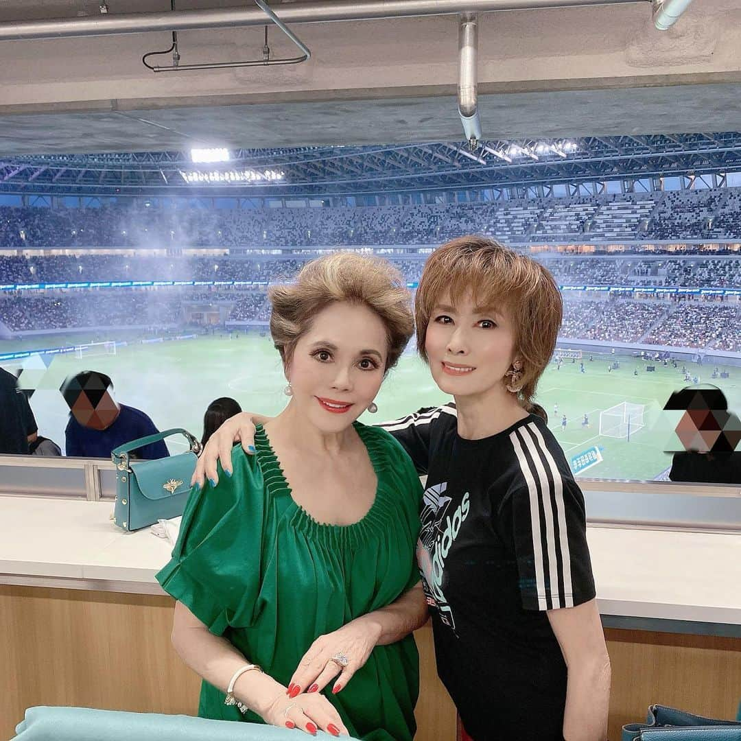 小柳ルミ子さんのインスタグラム写真 - (小柳ルミ子Instagram)「先日 デヴィさんからお誘いを頂き PSG vs.インテルの試合を観戦して来ました🤗⚽️✌️  「ルミ子ちゃん、チケットが1枚あるんだけど、一緒に行きませんか❓」  デヴィさんからお電話頂き嬉しかったです❣️  サッカー🟰ルミ子ちゃん⚽️❣️  パッと私の顔が浮かんだそうで 大変嬉しかったです😆❣️  デヴィさんはスタジアムデビューで 私の解説に しっかり耳を傾けて真剣にご覧になってらっしゃいました❣️  「又機会があれば一緒に観戦したいですね⚽️」とお約束をして別れました🥰  デヴィさん❣️ お誘い頂き有難うございました🥰💖 楽しかったです💘  この日のルミコーデは アンコキーヌのピンクのパンツ👖 adidasのTシャツ👚 CHANELのイヤリングにバングル✨ CHANELのサングラス🕶️  ⠀  #デヴィ夫人 ⠀ #サッカー ⠀ #サッカー観戦 ⠀ #psg ⠀ #インテル ⠀ #国立競技場 ⠀ #スタジアム ⠀ #デビュー ⠀ #感謝 ⠀ #有難うございました ⠀ #楽しかった ⠀ #解説 ⠀ #お誘い有難うございました ⠀ #嬉しかったです ⠀ #アンコキーヌ ⠀ #藤島彩子 さん⠀ #adidas ⠀ #chanel ⠀ #ファッション ⠀ #ルミコーデ」8月7日 7時49分 - rumiko_koyanagi