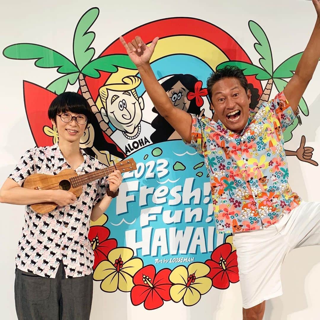 つじあやのさんのインスタグラム写真 - (つじあやのInstagram)「おはようございます。昨日、一昨日と高島屋 京都店 7階 グランドホール で行われた『2023 Fresh! Fun! HAWAII & BS12 「ハワイに恋して」コラボイベント』にお越しくださったみなさん、ありがとうございました！ 　今回ライブで大好きなハワイアンソングの「Kaimana Hira」を歌いました。ちゃんと歌えるかドキドキしたけど、楽しかった〜。もっと練習して歌っていきたいな。 　そして、MCのサーシャさんと内野亮さんとハワイのお話しをたくさんして、元気もらいました^_^ハワイに行きたい！いや帰りたいー！ 　『2023 Fresh! Fun! HAWAII & BS12 「ハワイに恋して」コラボイベント』は明日7日まで。ハワイの香りを楽しんでくださいね！  Good morning.  Thank you to everyone who came to "2023 Fresh! Fun! Hawaii." I sang my favorite Hawaiian song, "Kaimana Hira." I was nervous about singing correctly, but it was fun. I want to practice more and sing from now on. And I got a lot of energy from talking about Hawaii with MC Sasha and Makoto Uchino. I want to go to Hawaii! It’s like my home! "This event runs until the 7th tomorrow." Enjoy the scent of Hawaii!  @kyoto_takashimaya  @hawakoi.bs12  #ウクレレ弾き語り #ウクレレ#つじあやの #ウクレレのある生活 #ウクレレ好きな人と繋がりたい #ukulelelove #ukulele #ukulelesongs #ukuleleplayer #ukuleles」8月7日 7時55分 - tsujiayano.ukulele