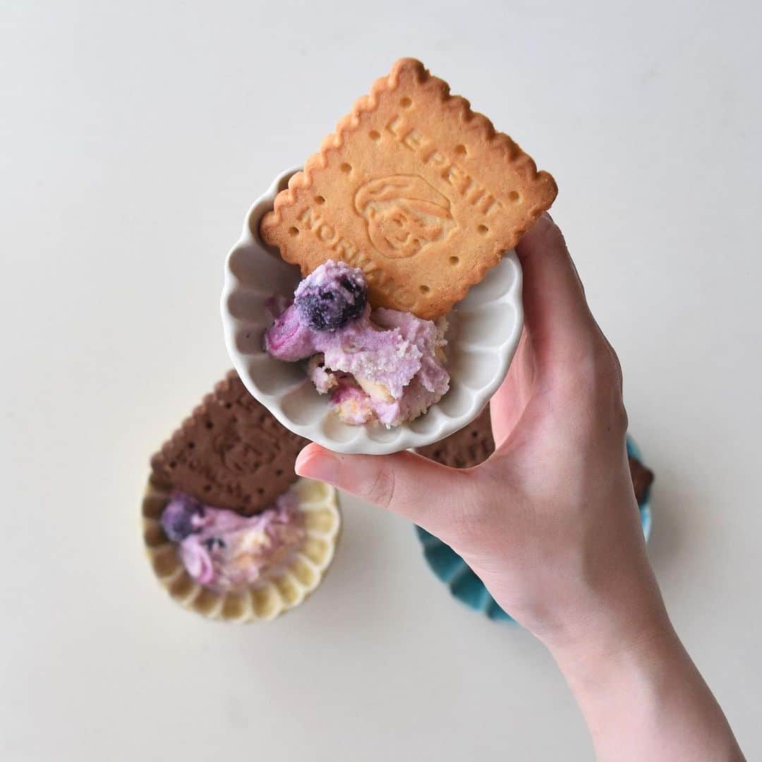 キタノ商事株式会社さんのインスタグラム写真 - (キタノ商事株式会社Instagram)「食べてみたい！と思ったらコメント欄に「🍨」作ってみたい！と思ったら「🇫🇷」で教えていただけると嬉しいです♡  🍨アイスと合わせるおやつをご紹介🍨 🇫🇷アベイ[ノルマンディ バタークッキー/ノルマンディ チョコチップクッキー] アイスクリームを食べるときに1枚サブレをトッピング。 そのまま食べるのも良いですが、いつものアイスクリームもこの1ステップで、おうちカフェに🍨 トッピングには🇫🇷アベイのノルマンディ バタークッキー/ノルマンディ チョコチップクッキーを♡ いつもとちょっと違うことしてみませんか？ 暑い夏も日々の小さな楽しみで乗り切りたいですね⛱  🍨 ＼食べてみたらぜひ教えてください／ 素敵な投稿をこちらのアカウントではご紹介させていただいております。 @kitano_kk と #ノルマンディバタークッキー #ノルマンディチョコチップクッキー のタグをつけて投稿してみてくださいね。ストーリーズでもフィードでもどちらでも🙆です♡みなさまの投稿をお待ちしております。  🍨 【販売店情報】 「ヨドバシ.com」にて🇫🇷アベイ[ノルマンディ バタークッキー］[ノルマンディ チョコチップクッキー］をお取り扱いいただいております。「アベイ」でチェックしてくださいねhttps://www.yodobashi.com/  🍨 -------------- 🇫🇷アベイ[ノルマンディ バタークッキー］ 男の子のモチーフが目印のノルマンディ バタークッキーは🇫🇷フランス・ノルマンディという酪農が盛んな土地柄を活かし、新鮮なミルクやバターなど地域の原料を使用し、作られています。また、オート麦(オートミール)入りなので、ざくっとした食感もお楽しみいただけます。アベイ社は、傑出した伝統工芸を伝承・推進する優秀な企業に対してのみ発行される、無形文化財企業(EPV)として認定されています。希少性のある確かな技術がフランス政府にも認められ、ノルマンディサブレの象徴となっています。 -------------- 🍨  その他のレシピはハイライトの「アベイのレシピ」から投稿にジャンプいただくか、プロフィールのリンクにある当社ウェブサイト内「アレンジレシピ」でもご覧いただけます。  🍨 Photo by @uta_tomami 素敵な投稿ありがとうございます♡  #アベイ #ノルマンディバタークッキー #ノルマンディチョコチップクッキー #ノルマンディ #フランス #キタノ商事 #世界のおいしさをキタノから ・ ・ ・ ・ ・ #クッキー #サブレ #ビスケット #輸入菓子 #焼き菓子 #焼き菓子のある暮らし #焼き菓子好きな人と繋がりたい #おうちカフェ  #アイス #手作りおやつ #お菓子作り好きな人と繋がりたい #手作りスイーツ #おうちおやつ #おやつの時間 #お菓子 #おやつタイム #おうちスイーツ #ひんやりスイーツ #真夏の思い出おうちカフェ #おうちでおやつ #インスタ映えスイーツ」8月7日 8時00分 - kitano_kk