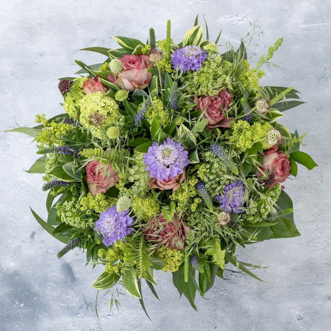 ニコライ・バーグマン・フラワーズ＆デザインのインスタグラム：「💜🌿 Last Friday’s bouquet 🌿💜  Flowers: Scabiosa, rose, veronica, Japanese snowball, bishop’s flower, lady’s mantle (スカビオサ、ローズ、ベロニカ、スノーボール、レースフラワー、アルケミラモリス、カルカヤ) . . . . #nicolaibergmann #flowerdesign #ニコライバーグマン #フラワーデザイン #니콜라이버그만 #꽃다발 #букетцветов #ramosdeflores #blumenstrauß」