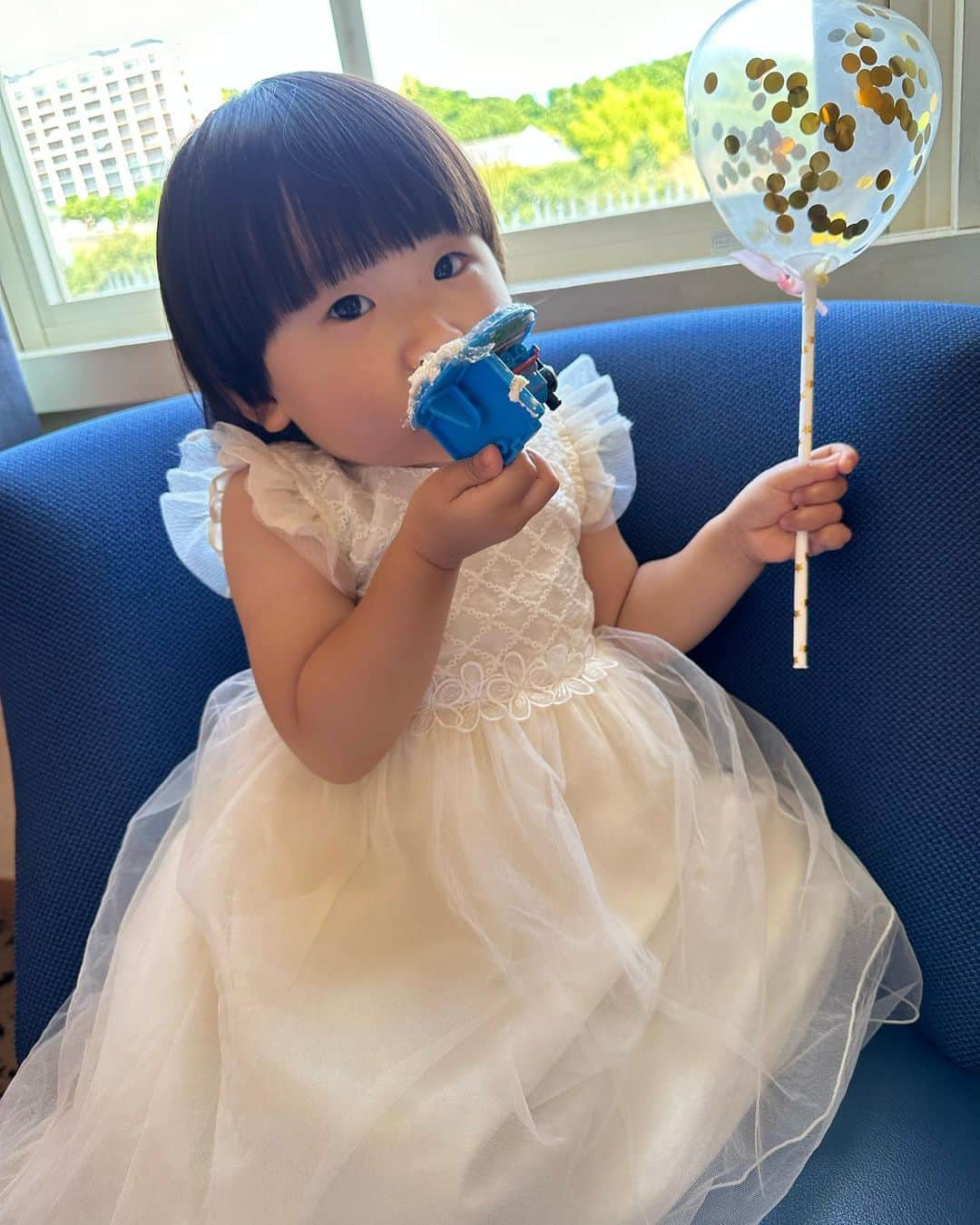 真麻さんのインスタグラム写真 - (真麻Instagram)「2023年8月6日🎂娘2歳誕生日を迎えて、家族で長崎旅行✈️してホテルにてお祝いしました👏今回バルーン🎈は自分で購入した物を夫婦で空気を入れて組み立て、birthdayの風船が空気入れる時に破裂して旦那が必死にテープで補強するエピソードもあったけど、それっぽい仕上がりになって良かった🥰 ✩.*˚ ケーキはネットで予約して、ホテルに届けてもらいました❣️ケーキは何にするか娘とスマホ見ながら一緒に選んだよ✨️やはりトーマスが好き(笑)1歳誕生日より、ガッツリケーキを食べるし、名前のプレートのチョコもあっという間に🤪お出かけして戻ってきても「とーとケーキ、たべたいよ！」って🤣もうないよ〜って夫婦で説明しましたw ✩.*˚ 2年前なかなか生まれてこなくて入院が決まり、入院したその日の夜に心拍低下して緊急帝王切開となったけど、何より元気に産まれてくれて嬉しかった😉そこからあっという間に2歳、気付けば3語話し、自分の意思もしっかりしてきてイヤイヤ期もあるけど可愛い毎日💕ちょっぴり神経質で、慎重な性格で、好きなことには真剣に夢中なって…テンション高くなると愉快な表現力で楽しませてくれる娘🫶思いやりがあって観察力があるから誰かが泣いてると釣られて泣くよりそっちが気になったり、しっかり者で気付けば洗い物を洗濯カゴに入れてくれたり、お世話さんでぬいぐるみに優しくて、将来は良きお嫁さんになると思う母です(*^^*)✨️これからも健康ですくすく育ってね〜🎶私たちの元に来てくれて、幸せな日々をありがとう😊誕生日おめでとう🎉 ✩.*˚ ✩.*˚ ✩.*˚ #2歳誕生日 #2歳女の子 #令和3年8月ベビー #8月6日生まれ #誕生日旅行 #誕生日祝い #2yearsoldgirl #happybirthday #2人目育児 #ハウステンボス #長崎旅行」8月7日 8時10分 - masaaoyama3