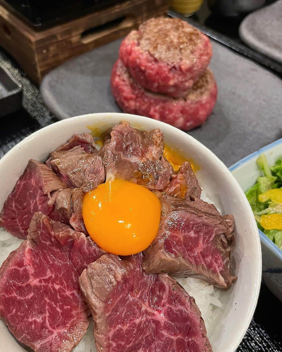 もーさんさんのインスタグラム写真 - (もーさんInstagram)「(*˘︶˘*).｡.:*♡ ♡♡♡ 食肉卸が手掛ける 黒毛和牛100%のレアハンバーグ店が 8/7 11:00～ オープン🎉 ・ 📍納屋橋ハンバーグ @nayabashi_hamburg  ・ メニューは3種類 ◎納屋橋ハンバーグ 180g ¥1980 《追加》 ♦ハンバーグ90g ¥660 ♦ハンバーグ180g ¥1320 ・ ◎濃厚デミグラス煮込みハンバーグ 180g ¥2380 《追加》 ・ ◎ハラミステーキ 150g ¥1980 《追加》 ♦ハラミ150g ¥1320 ・ 《トッピング》 ♦チーズ ¥220 ♦大根おろし ¥110 ♦コーチン卵 ¥165 ・ 自分の好みの焼き具合で 頂く絶品レアハンバーグ✨ ・ 肉の旨味たっぷりで  めっちゃ美味しかった♡ ・ ご飯🍚もこだわっていて  大羽釜で炊きあげた魚沼産コシヒカリ使用〜 ・ ハンバーグとご飯 美味しくて食べ過ぎちゃっう〜 ・ ハラミステーキが また柔らかくてジューシー♡ ・ お隣の煮込みハンバーグの  いい匂いがたまらなかった😆 今度は 煮込みハンバーグにしよ〜 ・ ・ *☼*―――――*☼*――――― ◇名古屋市中区錦1-8-46 ◇052-204-4591 ◇11:00～21:00 *☼*―――――*☼*――――― #納屋橋ハンバーグ#濃厚デミグラス煮込みハンバーグ#ハラミステーキ#中区グルメ#中区ランチ#中区ディナー#名古屋グルメ#名古屋ランチ#名古屋ディナー#名古屋ハンバーグ#レアハンバーグ#伏見ランチ#伏見グルメ#愛知グルメ#伏見ハンバーグ#ハンバーグランチ#ハンバーグディナー#名古屋コーチン#肉スタグラム#ハンバーグ好き」8月7日 8時10分 - mouusan