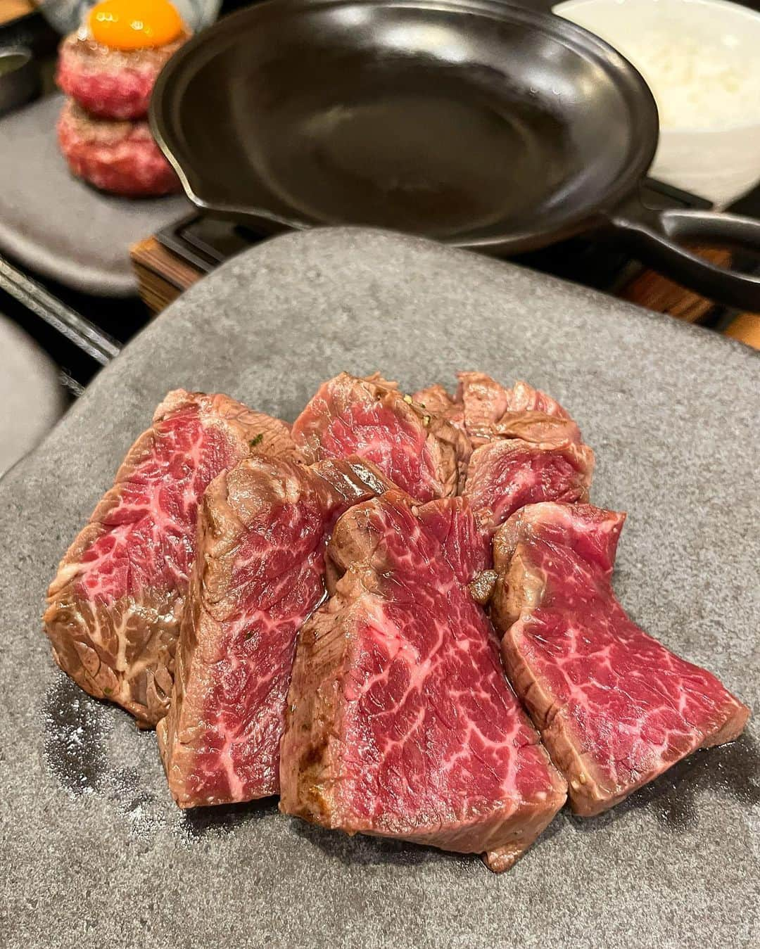 もーさんさんのインスタグラム写真 - (もーさんInstagram)「(*˘︶˘*).｡.:*♡ ♡♡♡ 食肉卸が手掛ける 黒毛和牛100%のレアハンバーグ店が 8/7 11:00～ オープン🎉 ・ 📍納屋橋ハンバーグ @nayabashi_hamburg  ・ メニューは3種類 ◎納屋橋ハンバーグ 180g ¥1980 《追加》 ♦ハンバーグ90g ¥660 ♦ハンバーグ180g ¥1320 ・ ◎濃厚デミグラス煮込みハンバーグ 180g ¥2380 《追加》 ・ ◎ハラミステーキ 150g ¥1980 《追加》 ♦ハラミ150g ¥1320 ・ 《トッピング》 ♦チーズ ¥220 ♦大根おろし ¥110 ♦コーチン卵 ¥165 ・ 自分の好みの焼き具合で 頂く絶品レアハンバーグ✨ ・ 肉の旨味たっぷりで  めっちゃ美味しかった♡ ・ ご飯🍚もこだわっていて  大羽釜で炊きあげた魚沼産コシヒカリ使用〜 ・ ハンバーグとご飯 美味しくて食べ過ぎちゃっう〜 ・ ハラミステーキが また柔らかくてジューシー♡ ・ お隣の煮込みハンバーグの  いい匂いがたまらなかった😆 今度は 煮込みハンバーグにしよ〜 ・ ・ *☼*―――――*☼*――――― ◇名古屋市中区錦1-8-46 ◇052-204-4591 ◇11:00～21:00 *☼*―――――*☼*――――― #納屋橋ハンバーグ#濃厚デミグラス煮込みハンバーグ#ハラミステーキ#中区グルメ#中区ランチ#中区ディナー#名古屋グルメ#名古屋ランチ#名古屋ディナー#名古屋ハンバーグ#レアハンバーグ#伏見ランチ#伏見グルメ#愛知グルメ#伏見ハンバーグ#ハンバーグランチ#ハンバーグディナー#名古屋コーチン#肉スタグラム#ハンバーグ好き」8月7日 8時10分 - mouusan