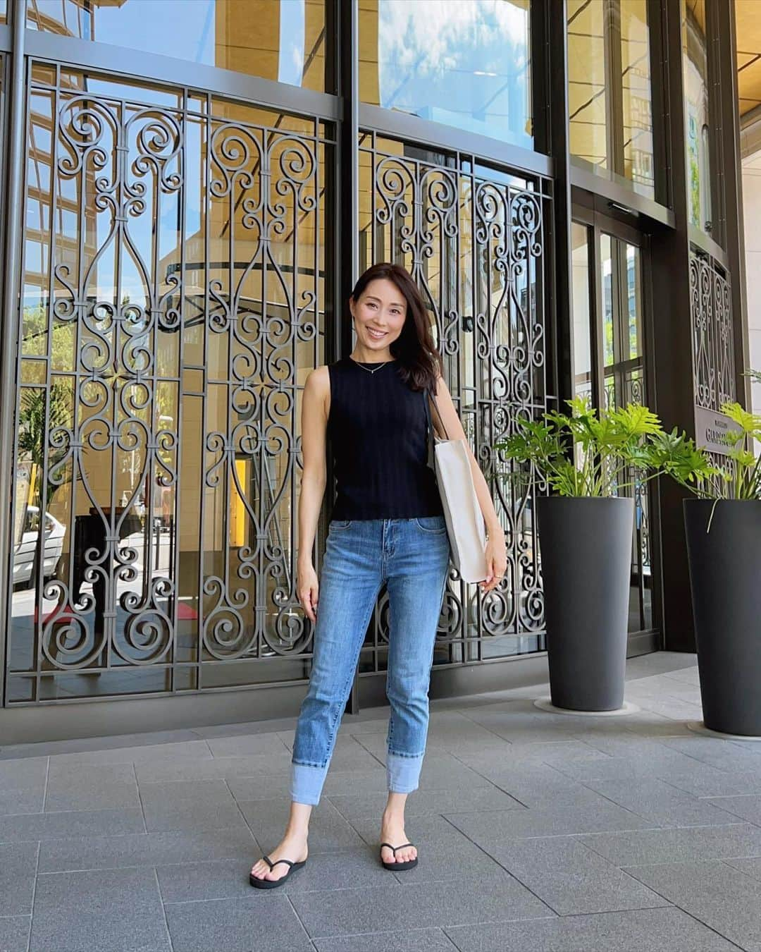 宮田綾子さんのインスタグラム写真 - (宮田綾子Instagram)「←51歳ファッション👖このデニム持ってる、神デニム！というDMもいただきました💌リール動画も36万再生🙌 ものすごくやわらかくてはきやすいデニム、色違いで持っているというフォロワーさんもいらっしゃいました！気持ちわかる〜〜 スッキリしたデザインだけどウエストの内側がゴムになっていて楽ちん♩ 165cmでMサイズをはいています👖 私のプロフィールハイライト「愛用デニム」から見れます👀（写真4枚目見てね）  トップス ZARA🖤 デニム INDIMARK👖 バッグ JIMMYCHOO サンダル HAVAIANAS🩴  🍉昨年7万人の女性からフォローされた方法をお話しします🎤 インスタなんとなくやっててよく分からない、もっと上手に使いたいという方ぜひお越しください！ 8/26(土)10:00〜新大阪 9/23(土)10:30〜渋谷 詳細は私のプロフィールにあるURLから🔗 ❤️ @ayako__miyata ←クリック👆  #indimark #インディマーク #デニムコーデ #夏コーデ #夏服コーデ #アラフィフコーデ #アラフィフファッション #アラフォーコーデ #アラフォーファッション #50代ファッション #50代コーデ #40代コーデ #40代ファッション #大人カジュアル」8月7日 8時02分 - ayako__miyata